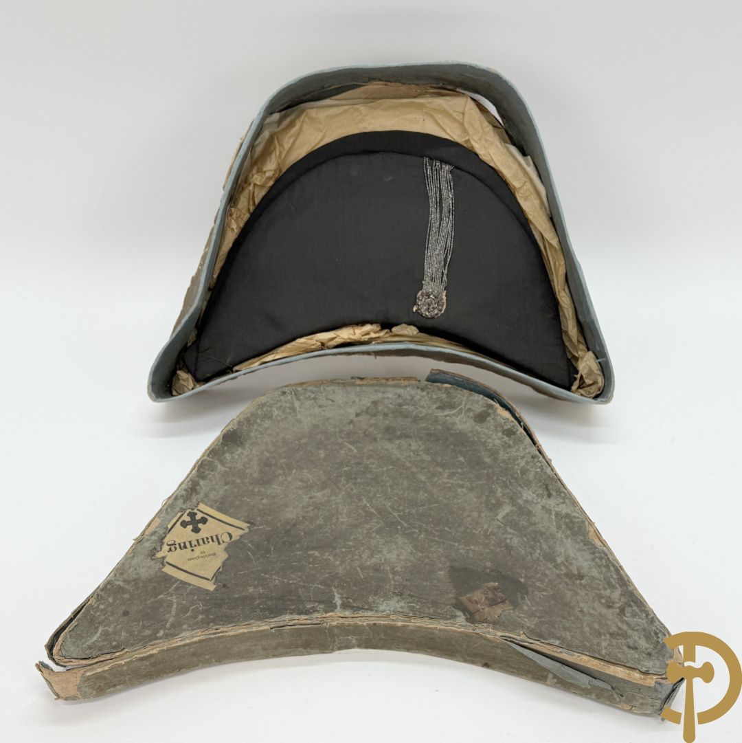 Oude Engelse plooibare steek voor hoed in doos