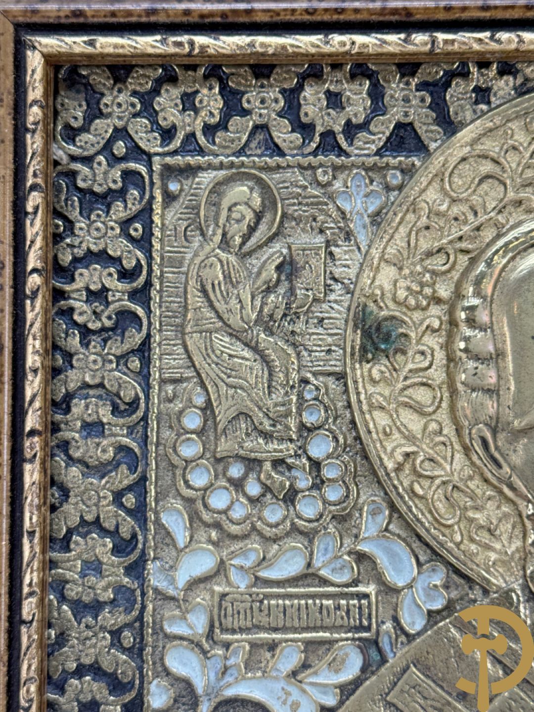 Russische koperen ikoon met voorstelling van Petrus met doek, deels geëmailleerd