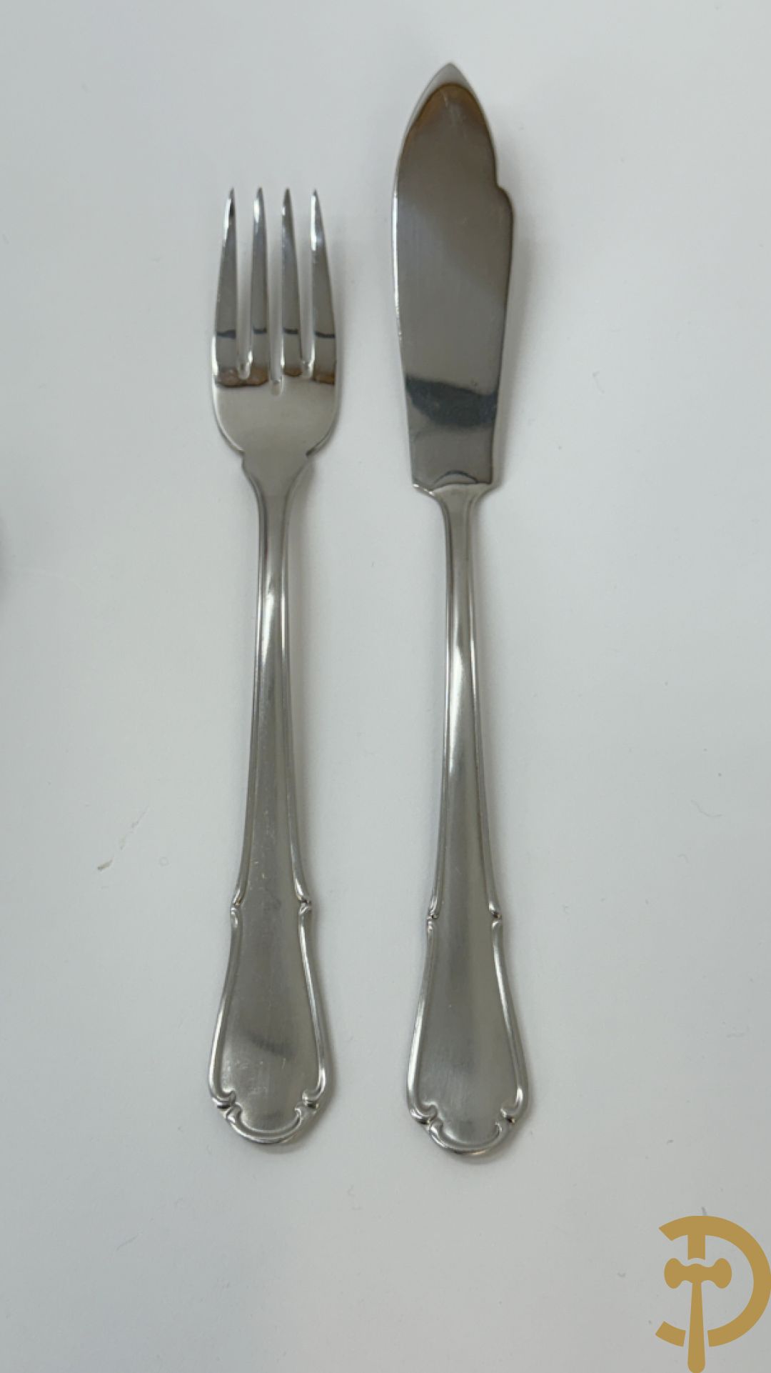 Massief zilveren bestek in koffer, gemerkt AWS 800, bestaande uit 12 vorken, 12 lepels, 12 messen, 12 dessertvorken, 12 dessertlepels, 12 dessertmessen, 12 koffielepels en 12 taartvorkjes + 12 verzilverde  visvorken en vismessen gemerkt Wello + verzilverde soepscheplepel gemerkt Wellner 90