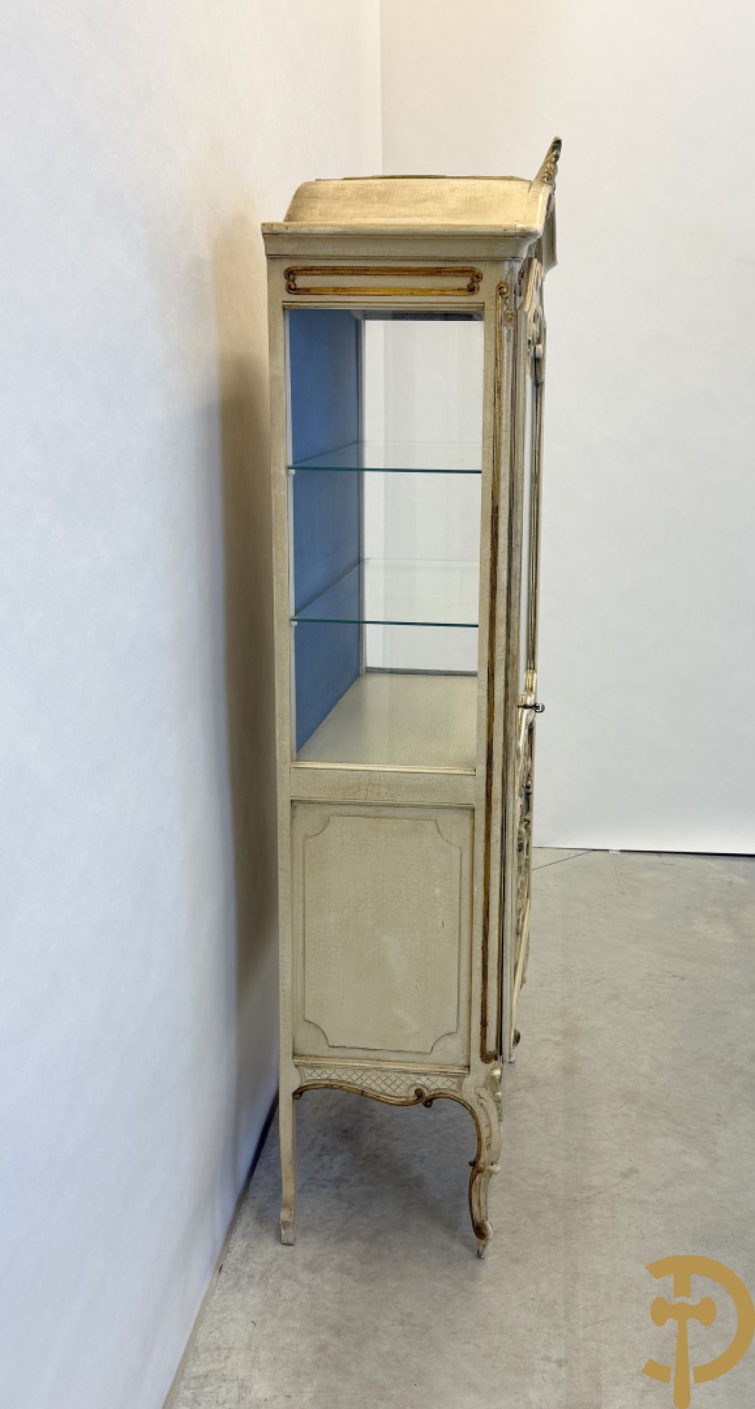 Gemonochromeerde Louis XV vitrine met basrelief van romantische scène