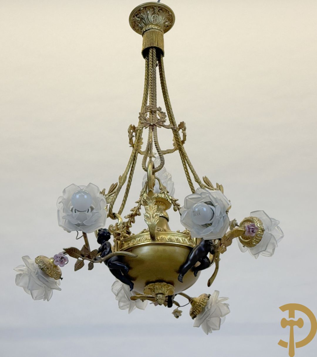 Vuurvergulde bronzen luchter met 3 armen bezet met cupido