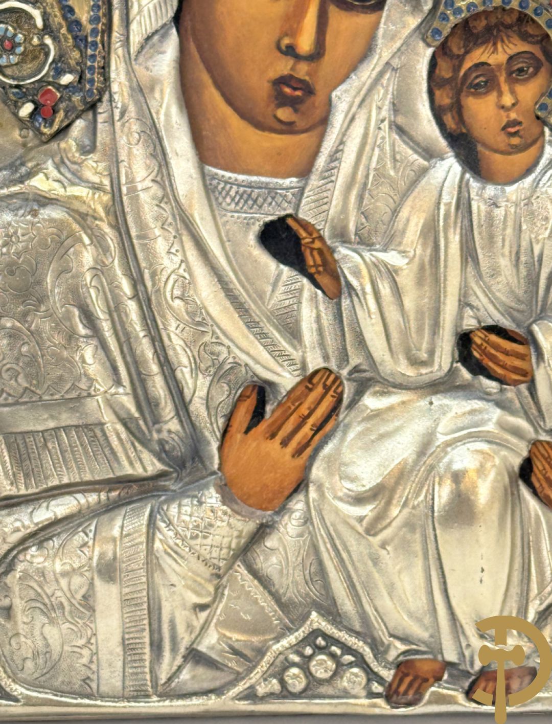 Ikoon met voorstelling van Madonna met kind met verzilverde rizza