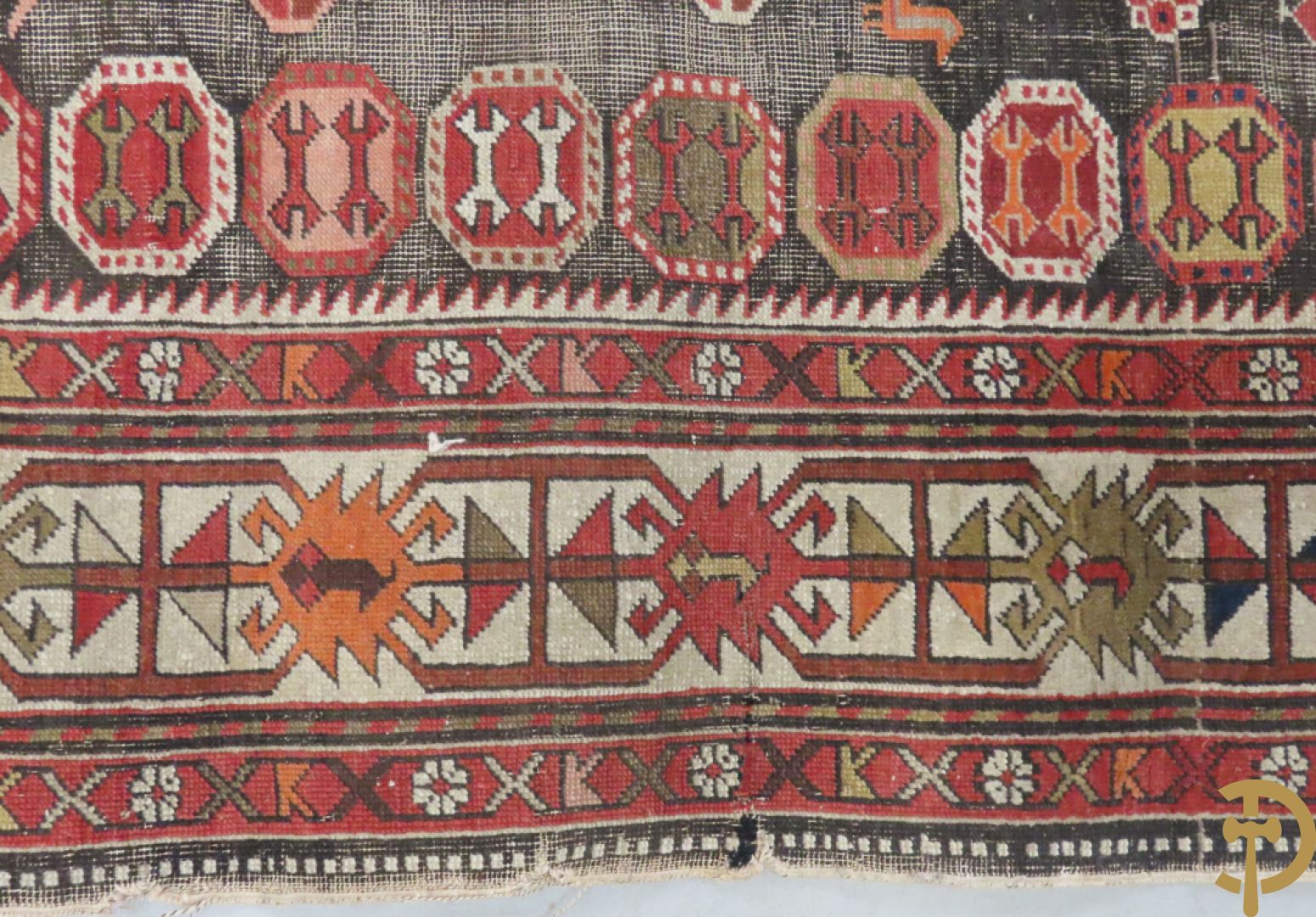 Antiek oosters handgeknoopt Kaukasus tapijt met geometrische patronen