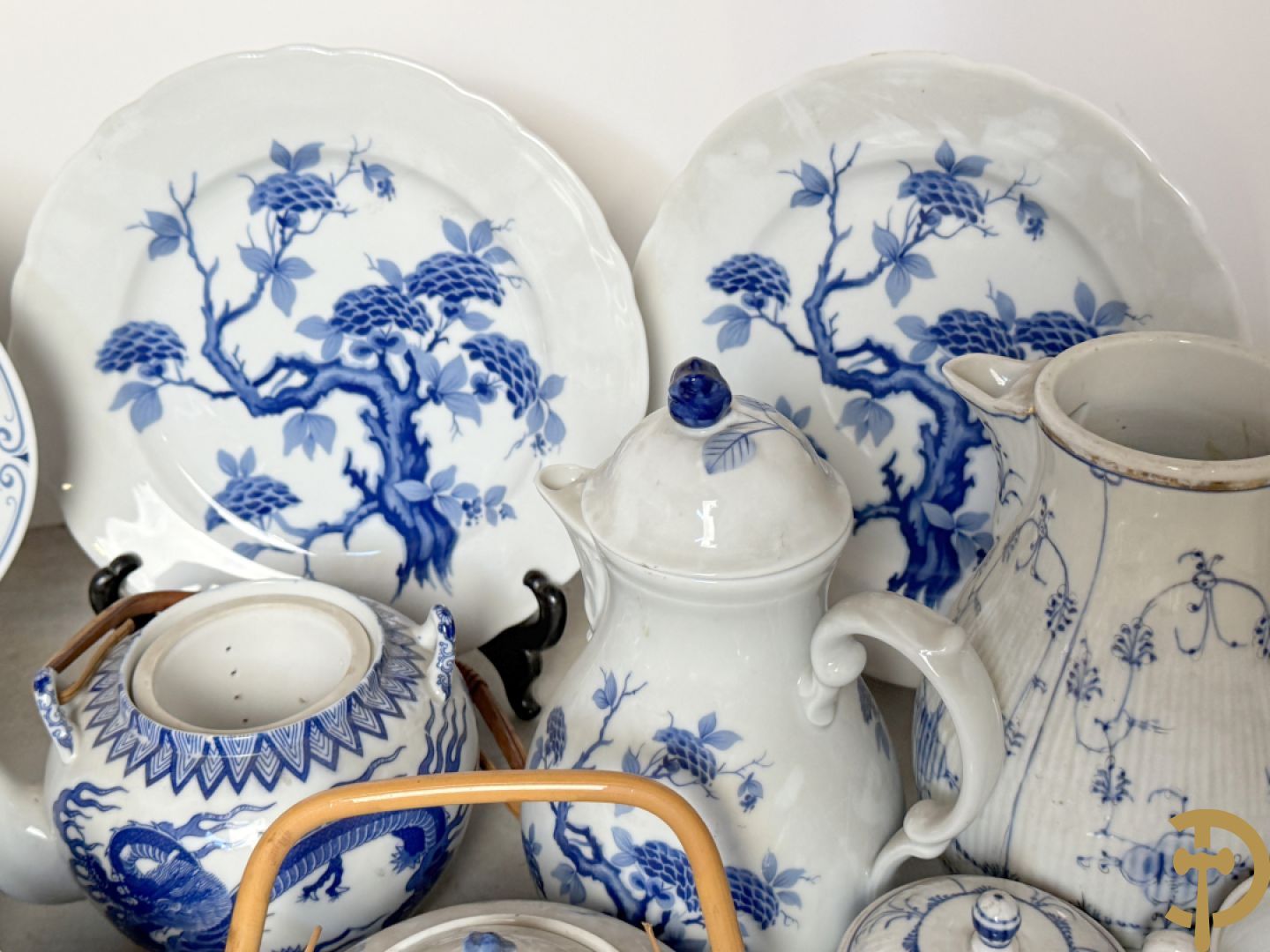 Porseleinen eet- en koffieservies, Winterling Kirchenlamitz Bavaria, met kobaltblauw decor + Porseleinen eet- en koffieservies met blauw bomendecor, Bavaria