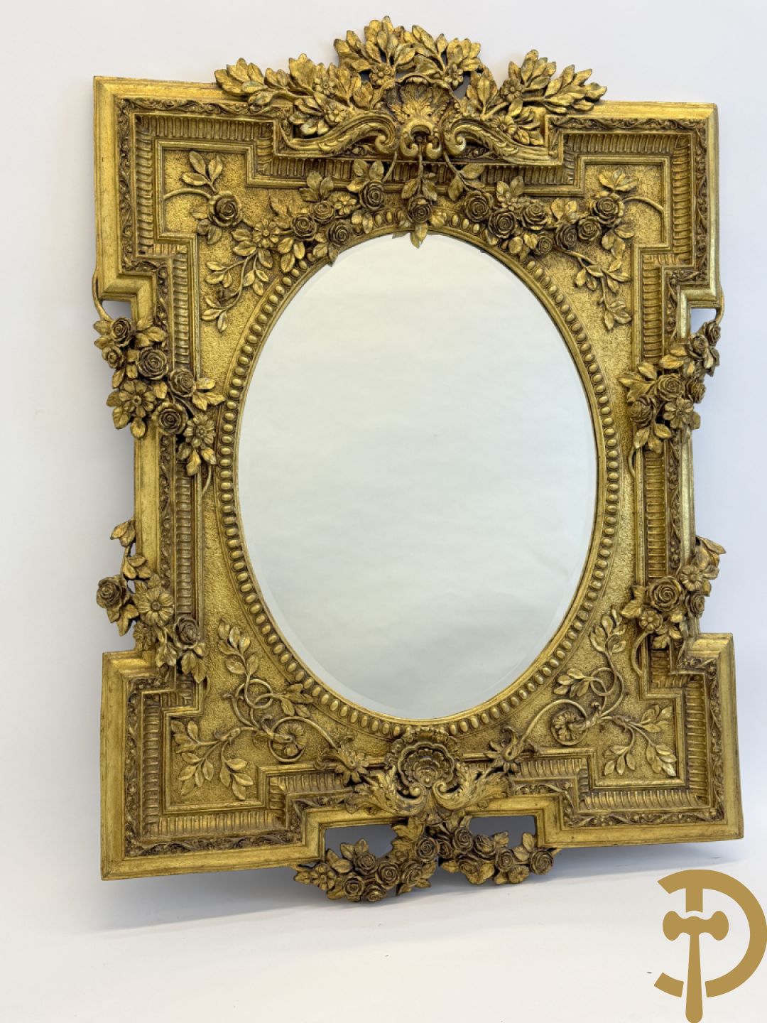 Vergulde lijst met bloemenguirlandes en accanthusranken, binnenin met ovale geslepen spiegel