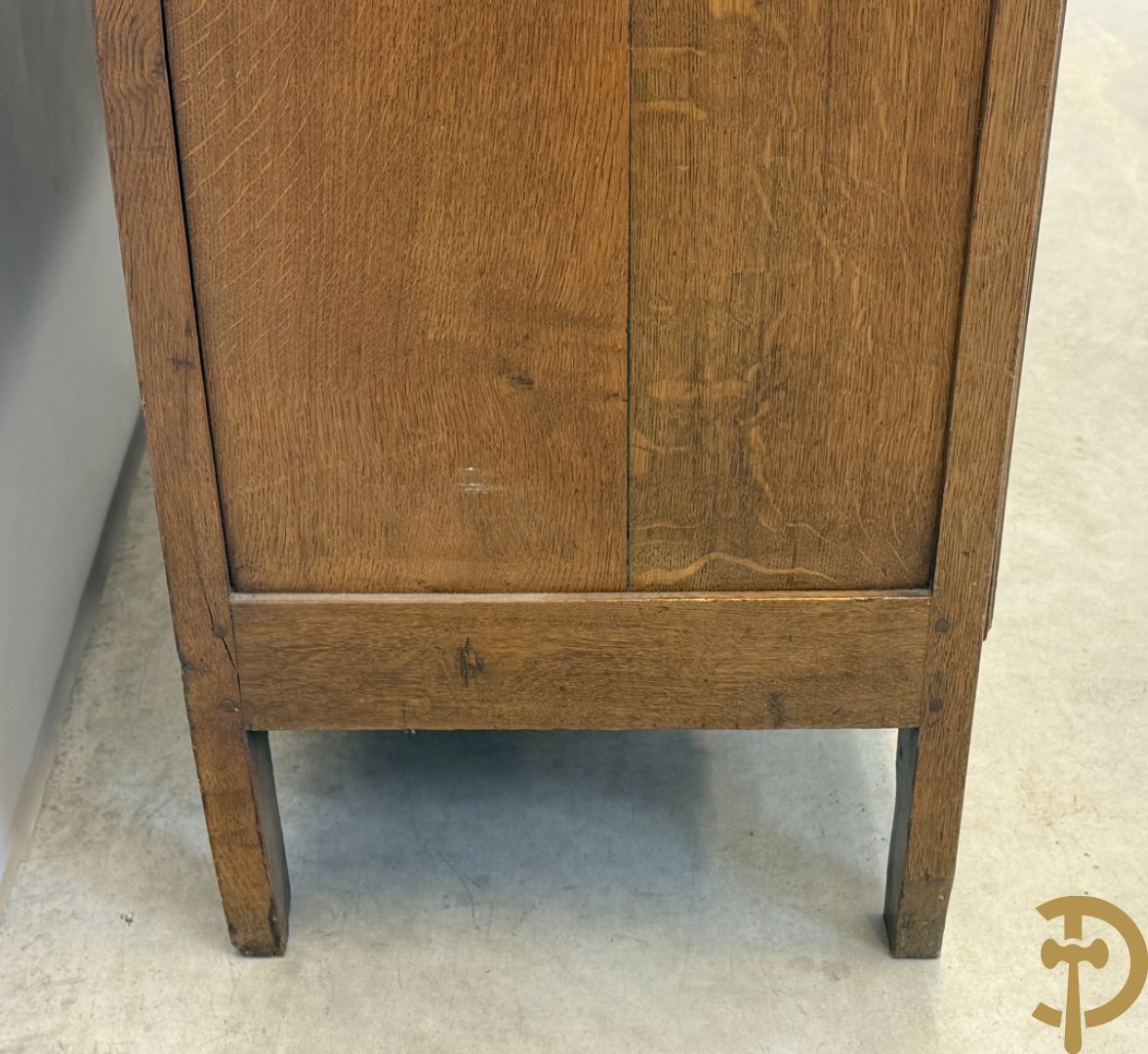 Vlaamse eiken tweedeursdresse met 3 lades en afgestoken panelen