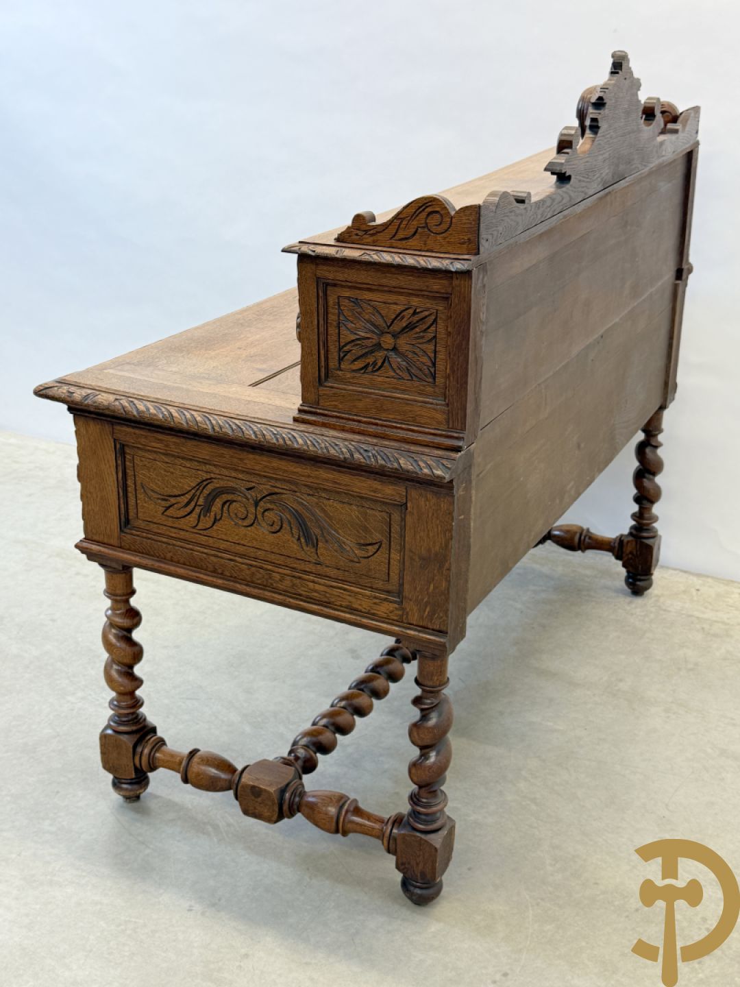 Massief eiken Frans bureel met lades op getorste poten met opstand, 19e