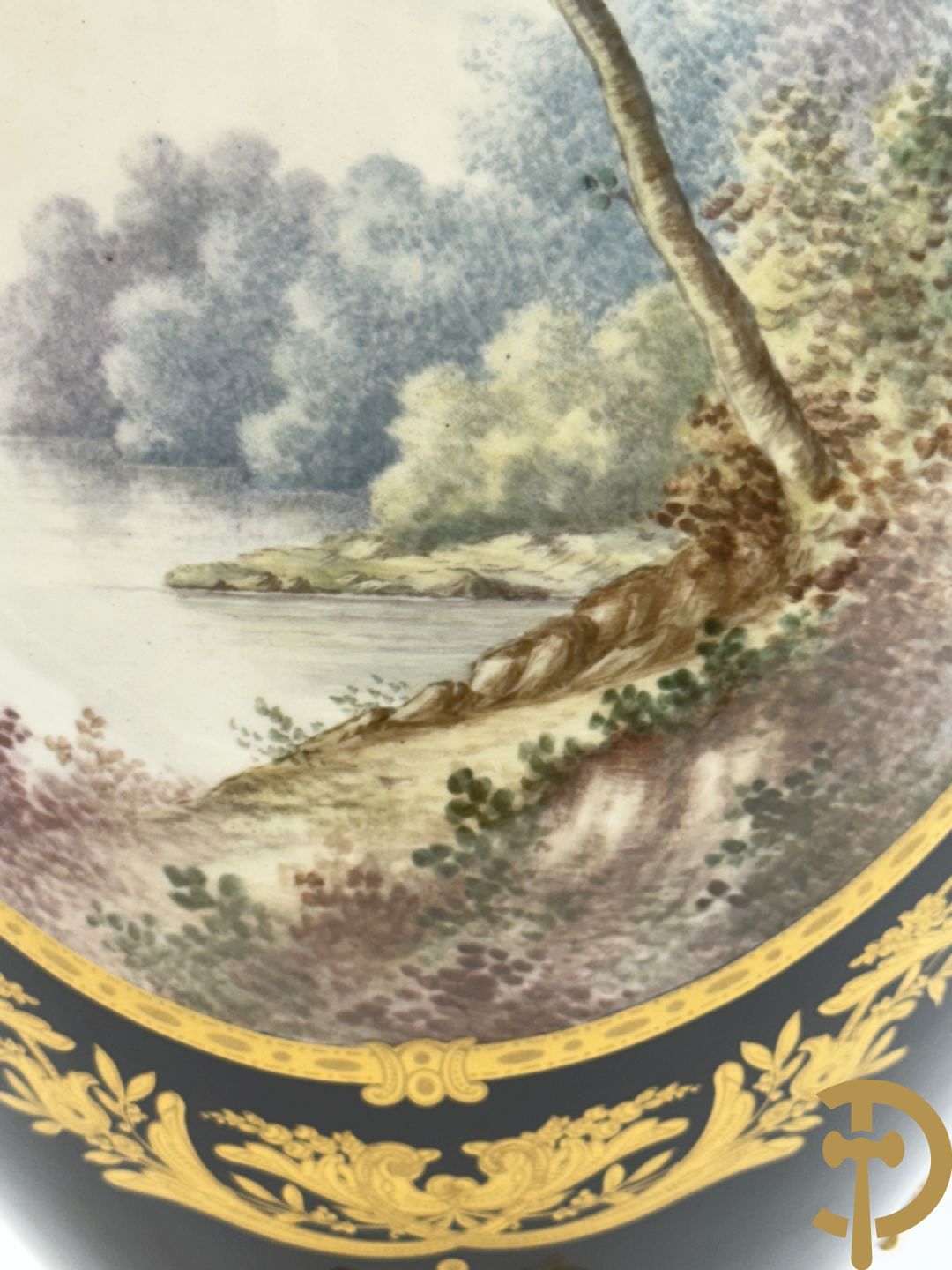 Onleesbaar getekend rechts onder, Sèvres stijl vaas met dubbel decor van romantische genrescène en landschapsscène, met bronzen ornamenten bezet