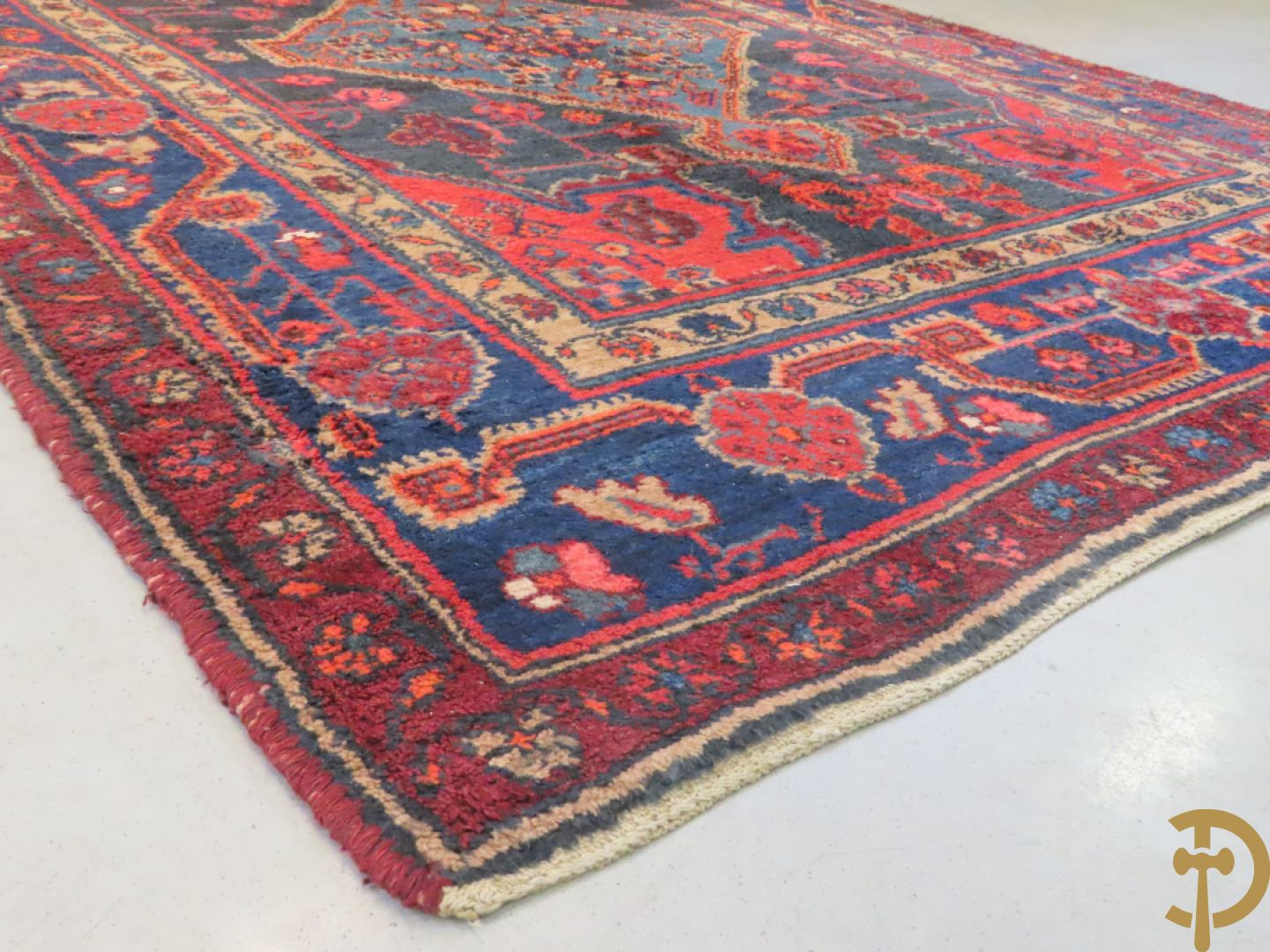 Oosterse handgeknoopt tapijt met geometrische motieven op blauwe fond Malayer + Oosters handgeknoopt tapijt met bloemenpatronen rode fond Kashkay