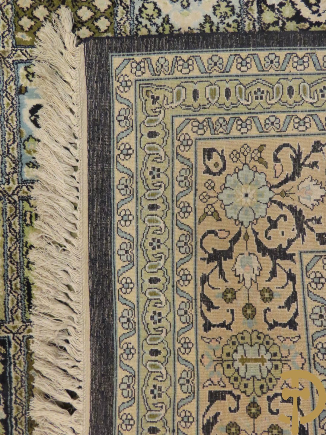 Oosters handgeknoopt tapijt zijde op katoen met patronen