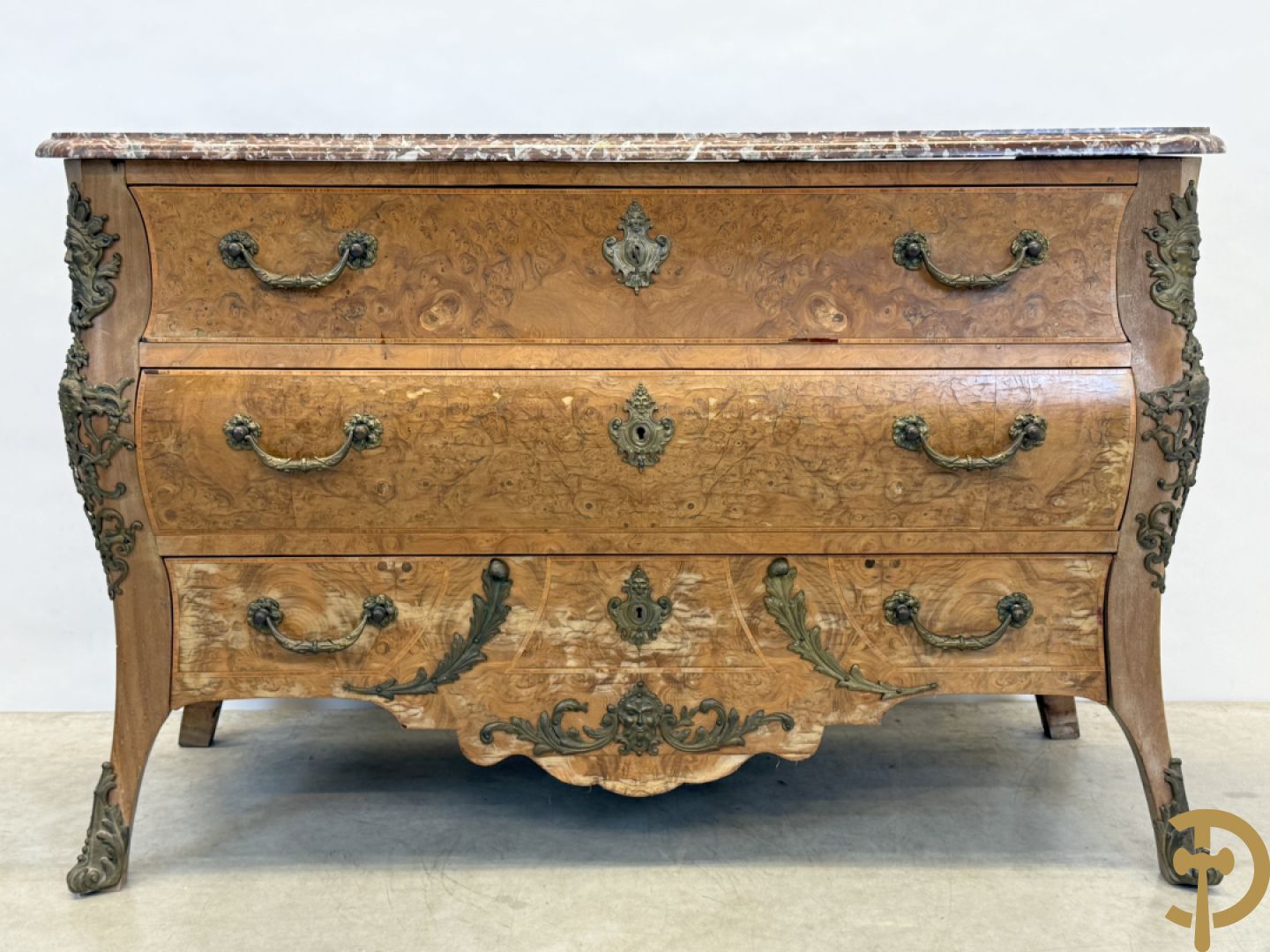 Wortelnotehouten drieladencommode met bronsbeslag van mazarinkoppen en accanthusranken, bovenaan met rood geaderd marmeren blad