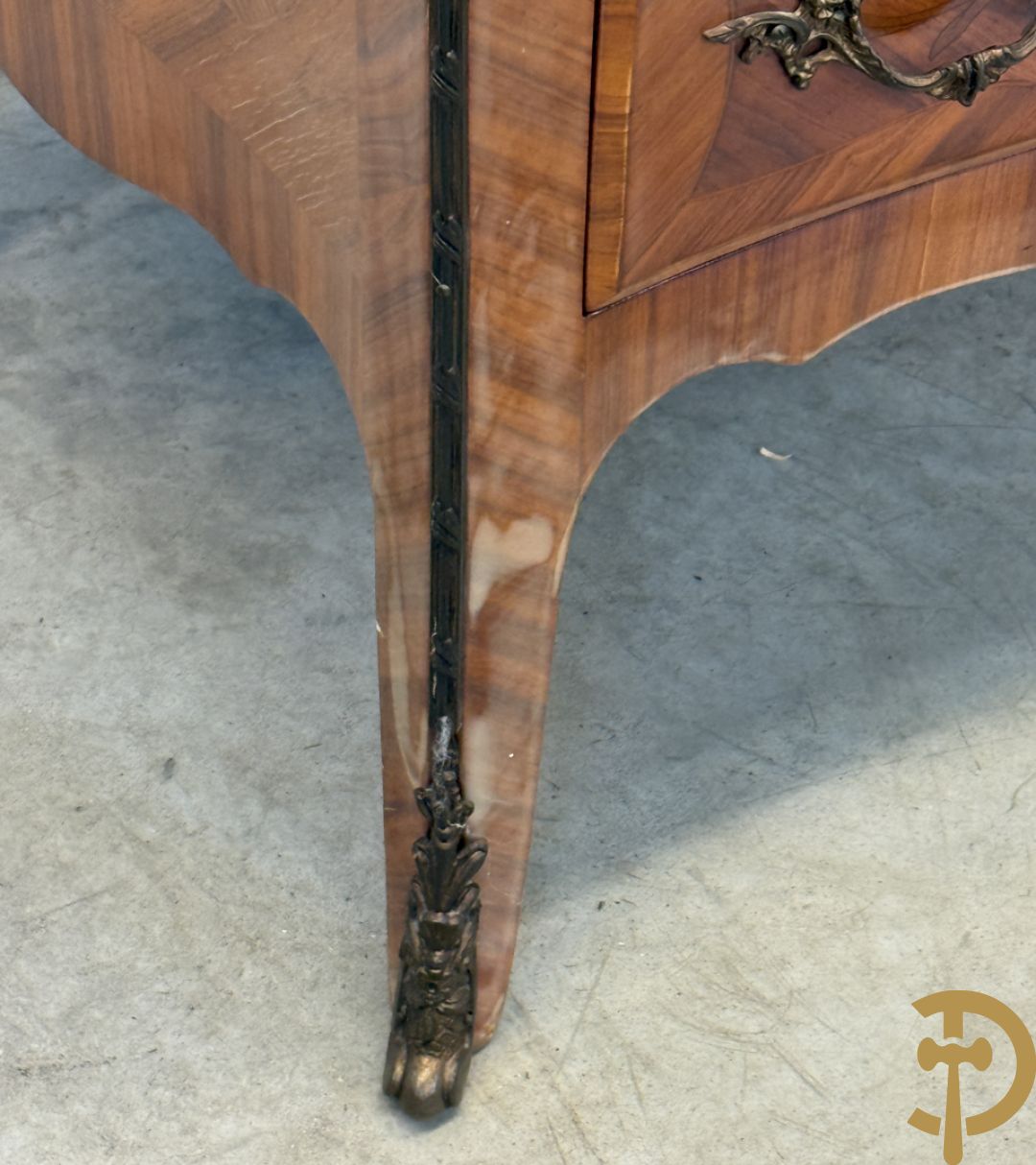 Notelaren zevenladenkast met bloemenmarquetterie en bronzen ornamenten, bovenaan met marmeren blad