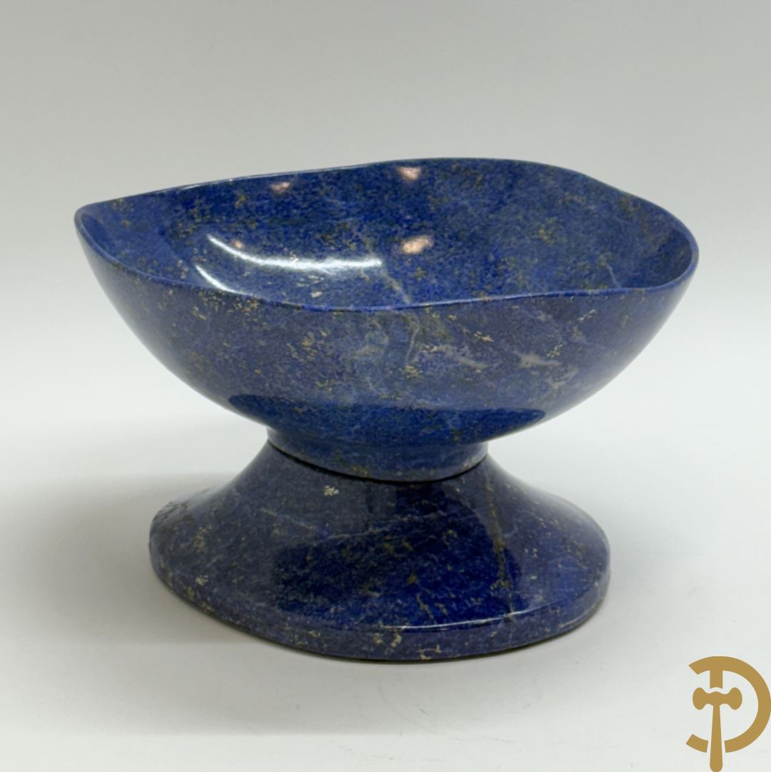 Wolf Helmut (getekend onderaan) twee ledige gepolierde schaal/bowl op voet van halfedelgesteente lapis lazuli met golvende rand onder getekend WOLF H. (Steinbildhauer, Edelsteingestalter, aus Kirschweiler, Idar-Oberstein) - (nieuwprijs 20.000 €)