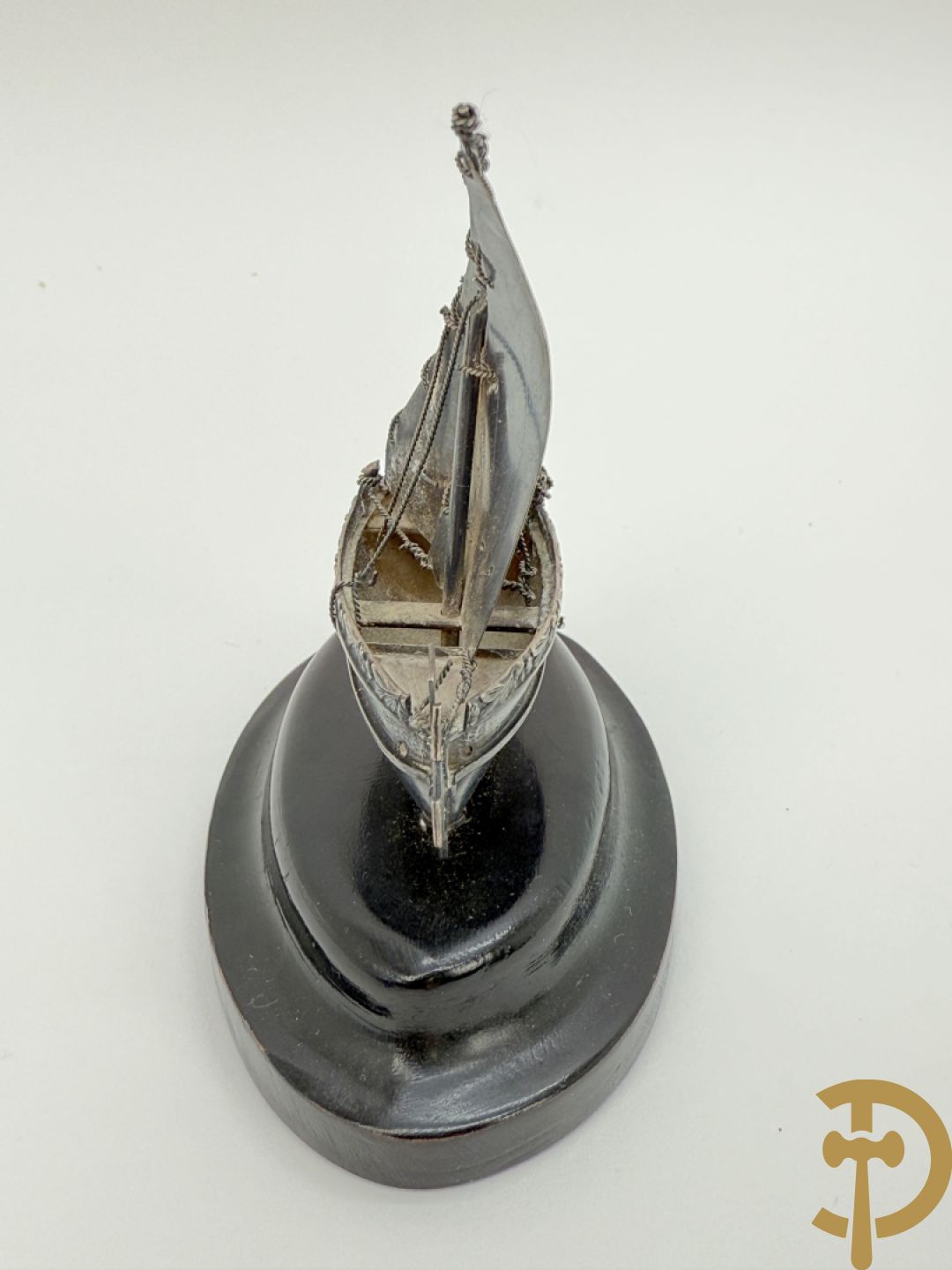 Massief zilveren zeilbootje op houten sokkel