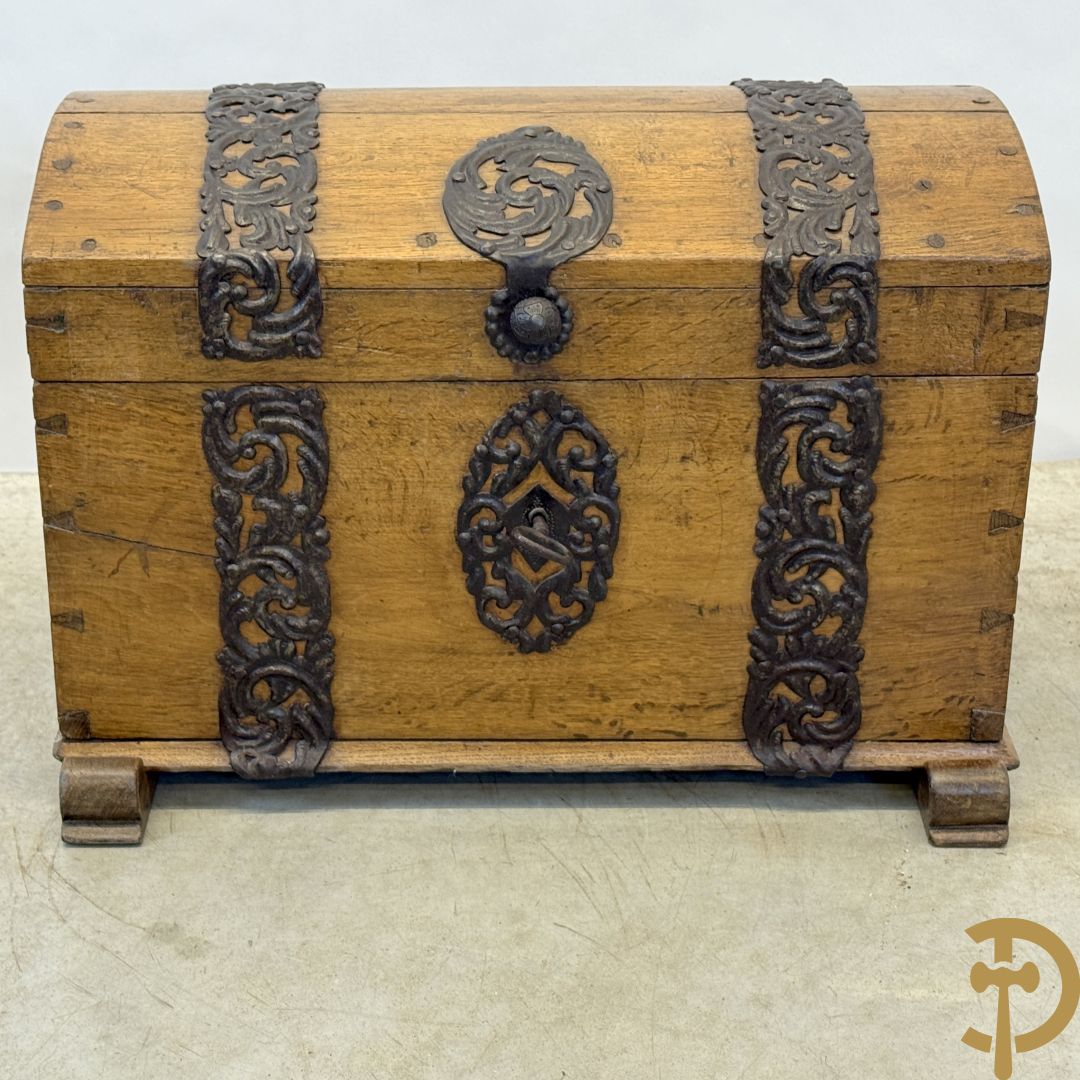 Massief eiken gebogen koffer met ijzeren handvaten en ijzerbeslag