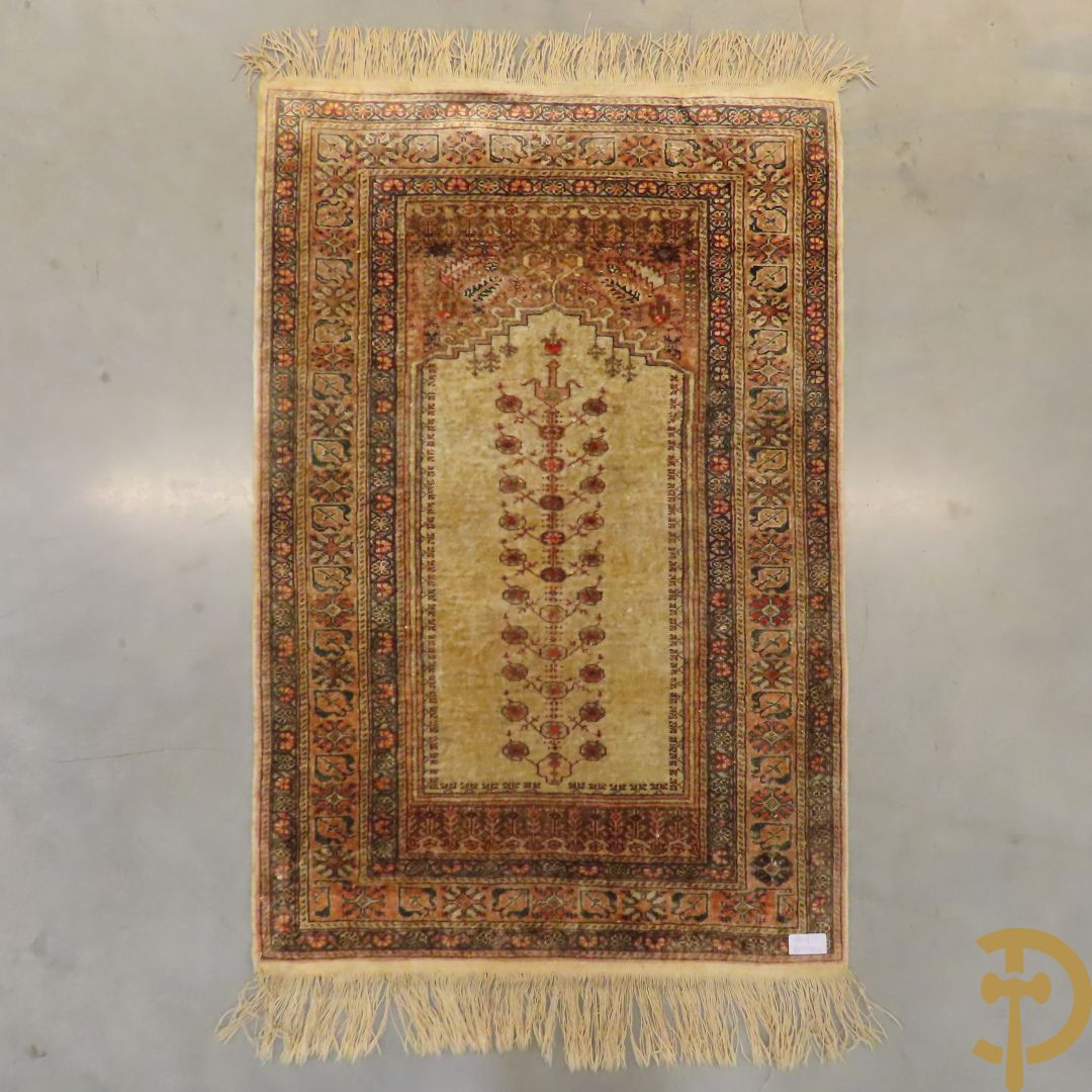 Oosters handgeknoopt zijden tapijt