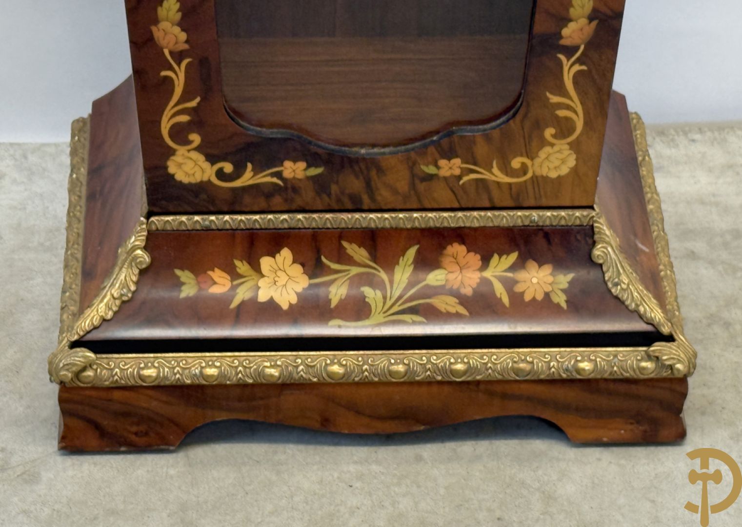 Notelaren sokkel met ingebouwde vitrine, marquetterie en bronsbelag