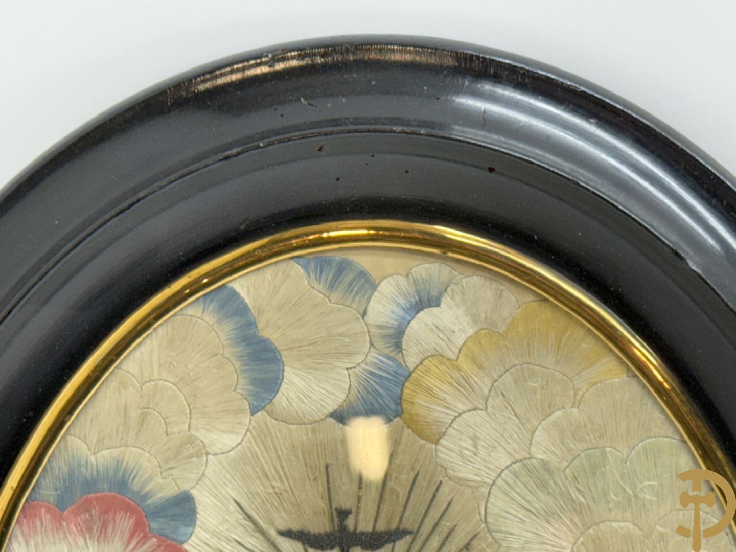 Voorstelling van Madonna met kind, deels verguld, deels geaquarelleerd - in ovale lijst + Voorstelling van Madonna met kind in textielwerk in ovale lijst + Madonna met kind in glazen kastje+ 2 kleine ovale medaillons in pijpaarde