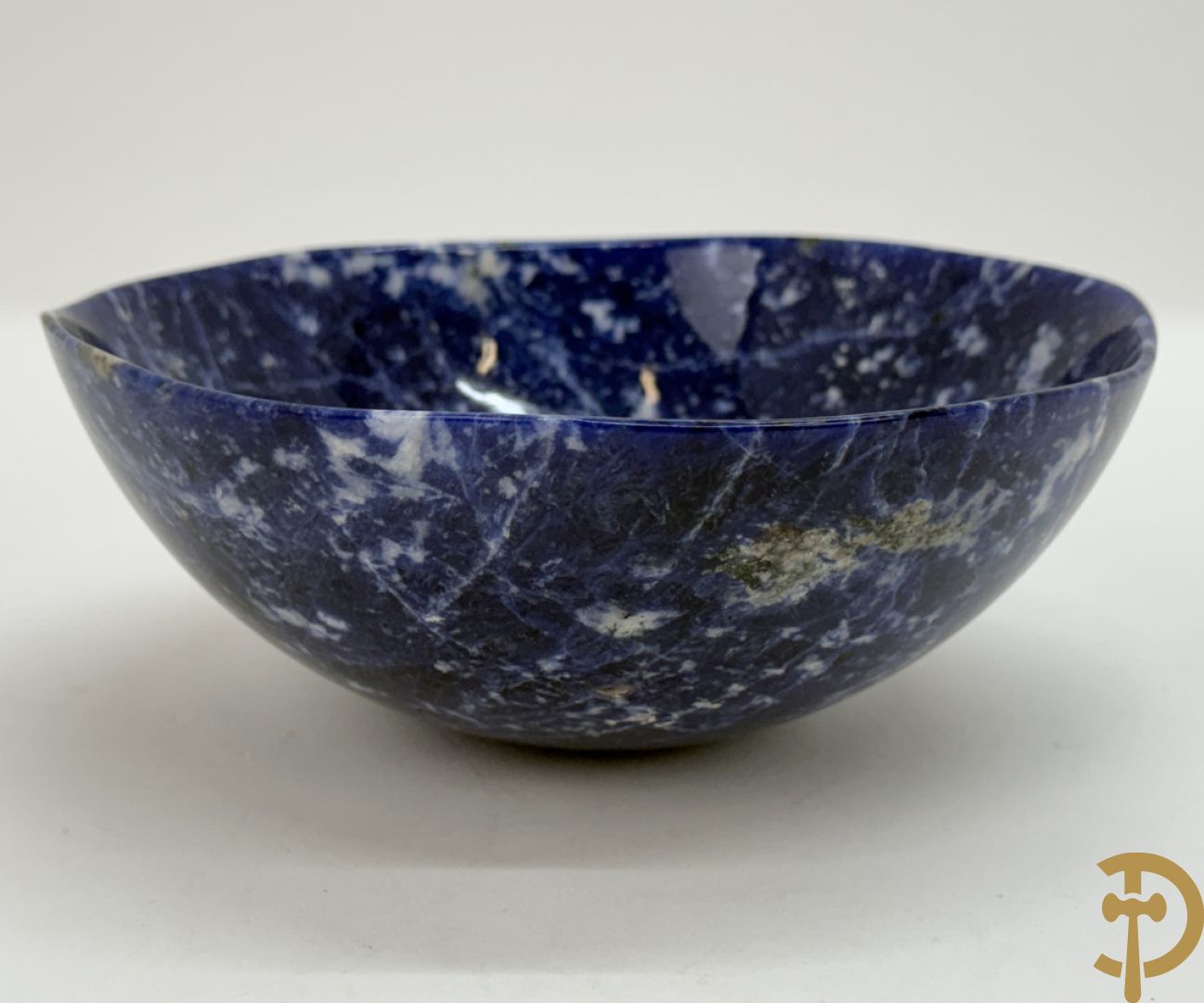 Wolf Helmut (getekend onderaan) Gepolierde schaal/bowl van blauw/wit sodaliet met golvende rand onder getekend WOLF H. (Steinbildhauer, Edelsteingestalter, aus Kirschweiler, Idar-Oberstein),