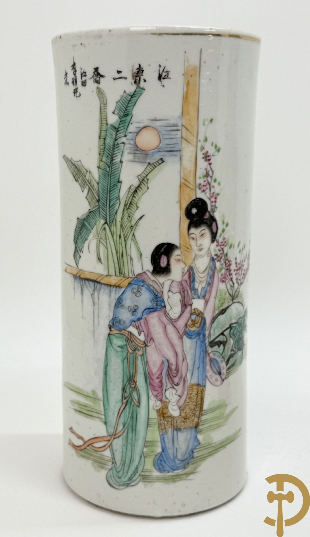 Chinese porseleinen rolvaas met damesdecor, getekend + Chinese porseleinen republieksvaas met damesdecor