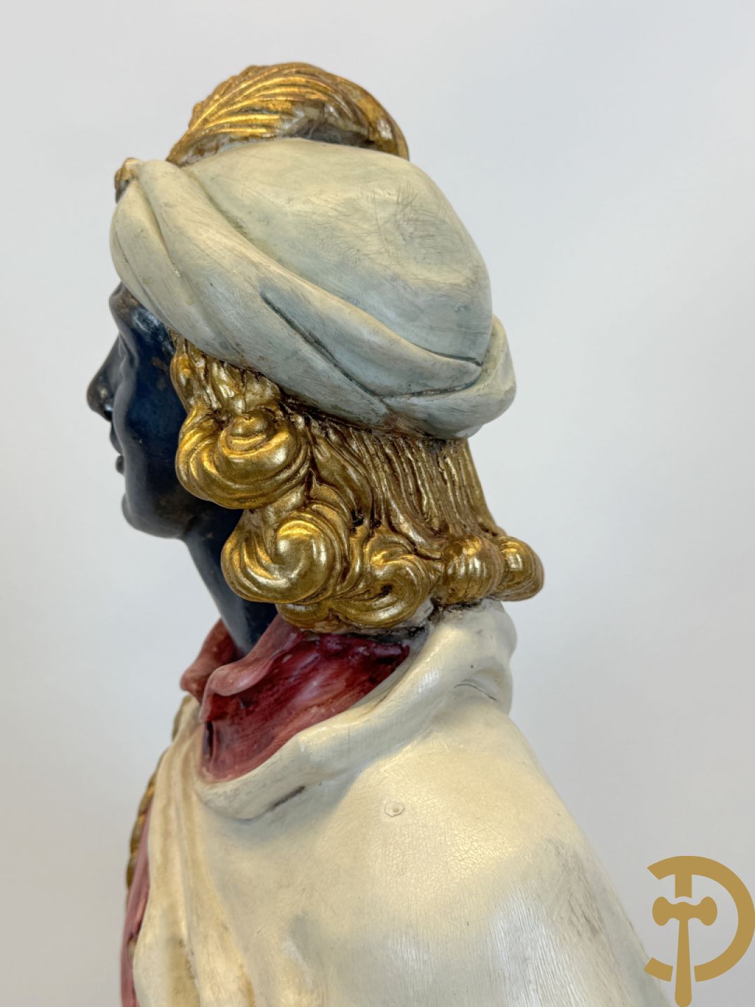 Gepolychromeerde staande moor in Victoriaanse kledij, met opdienschaal, op sokkel - Italiaans