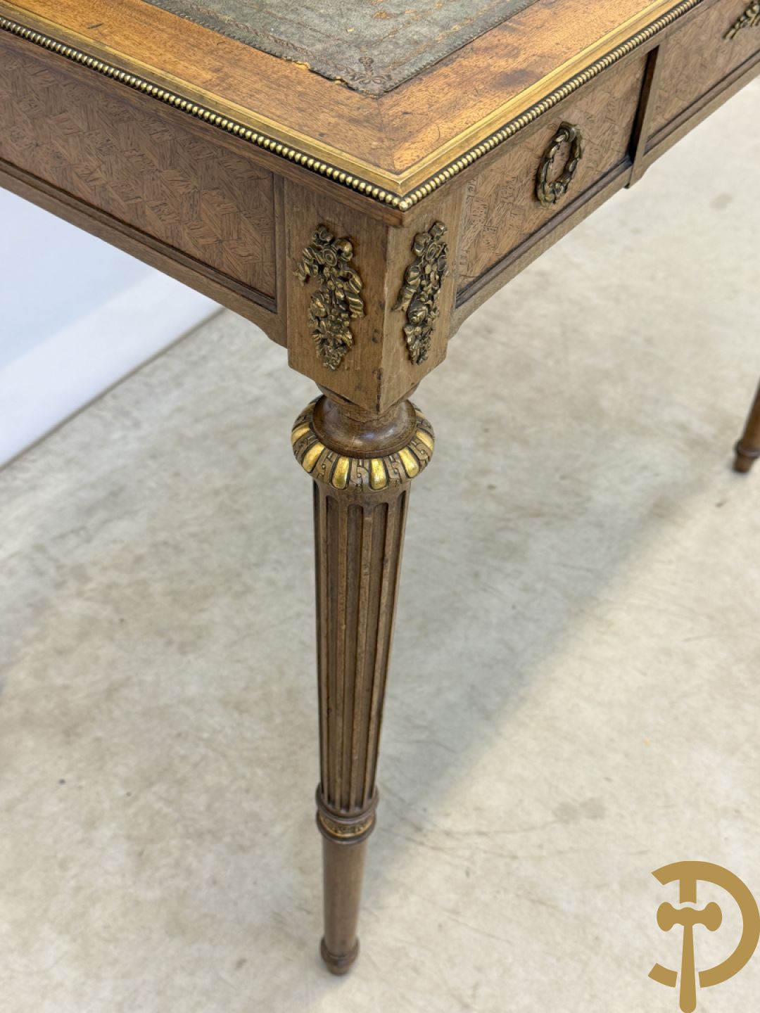 Frans notelaren damesschrijfbureel met marketterie, bronsbeslag, lederen blad, grote lade onderaan en 2 kleine lades boven, 19e