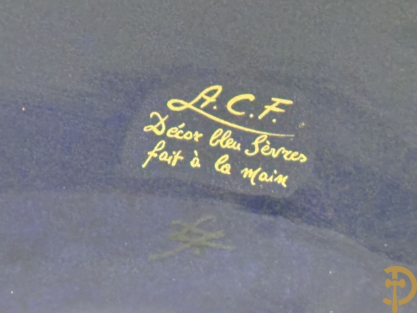 ROULI E. getekend, donkerblauwe Sèvres stijl coupe met deksel op onderschaal en bezet met bronzen ornamenten, gemerkt ACF onderaan