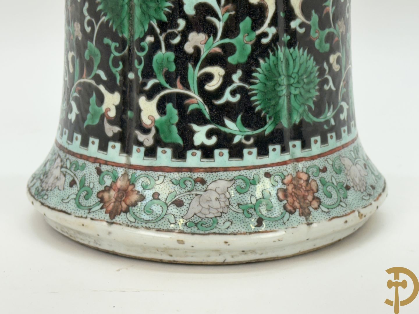 Antieke Chinese Gu vaas met geschenkendecor op zwarte fond