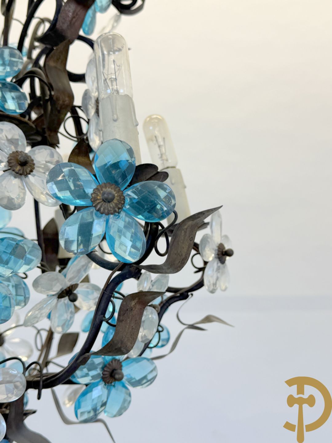 Italiaanse gesmede zesarmige luchter met blauwe glazen bloemmetjes bezet