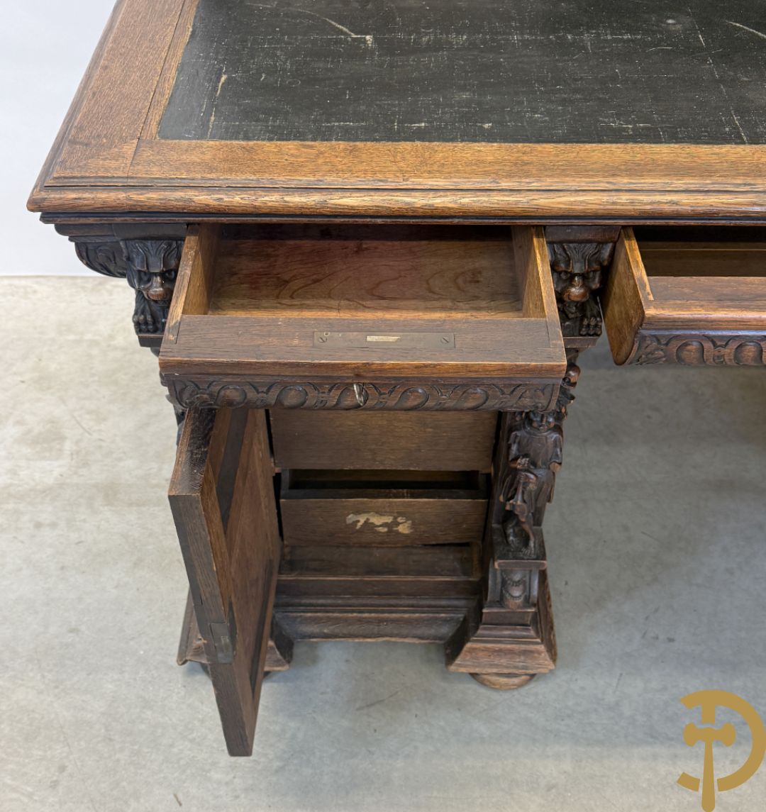 Mechels eiken bureau met opstand en Neo Renaissance invloeden