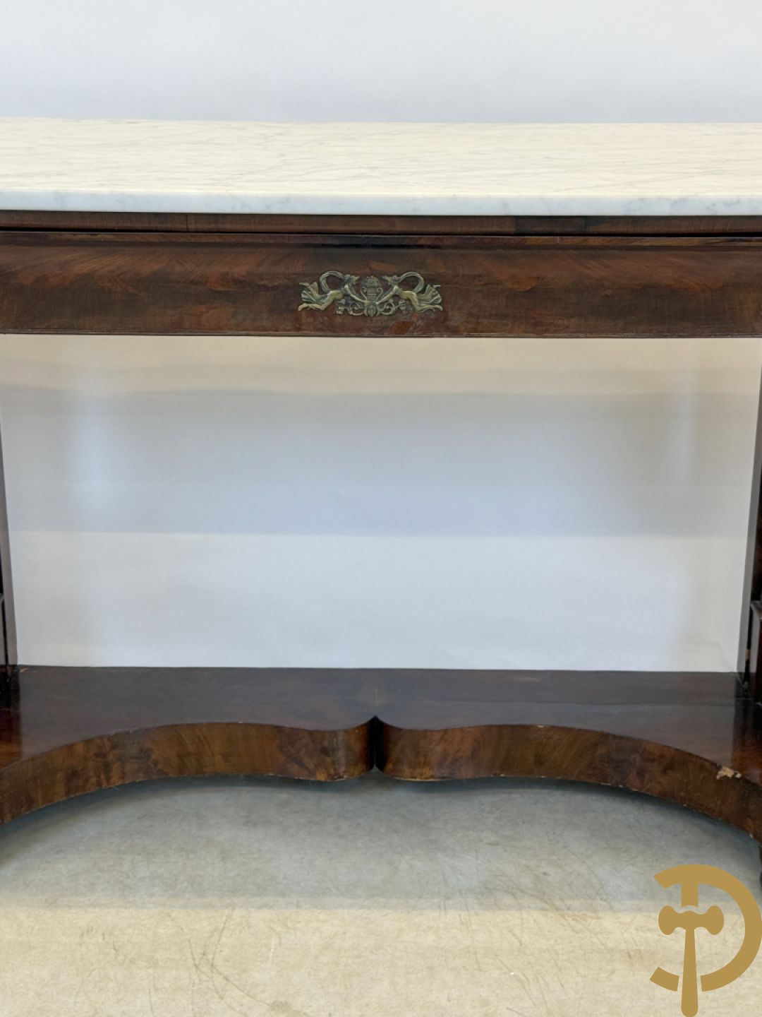 Mahoniehouten console Empire stijl met lade, op voluutvormige klauwepoten en met wit marmeren blad, 19e