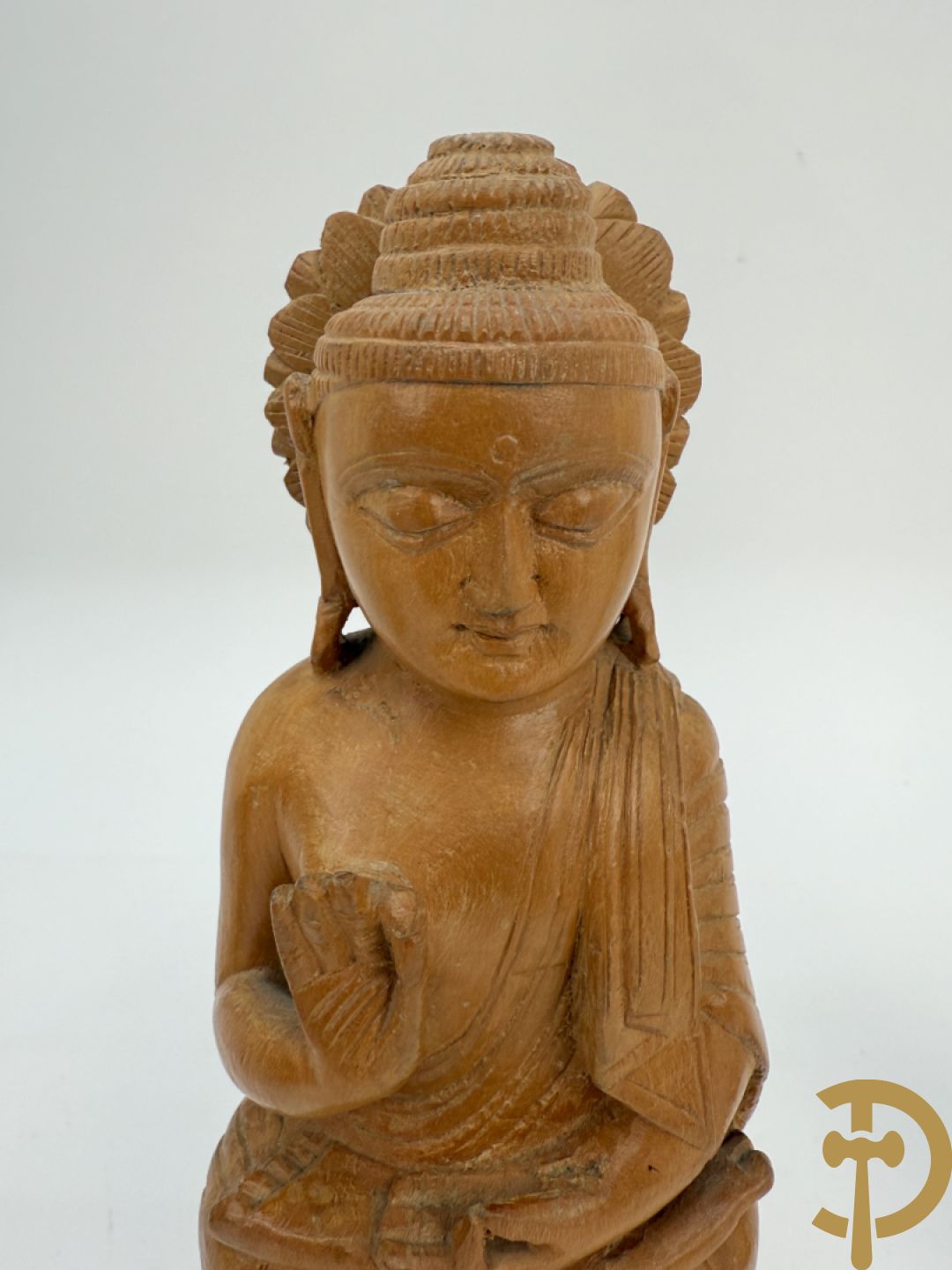 Negen houtgesculpteerde boedhistische figuren waarvan enkele verguld