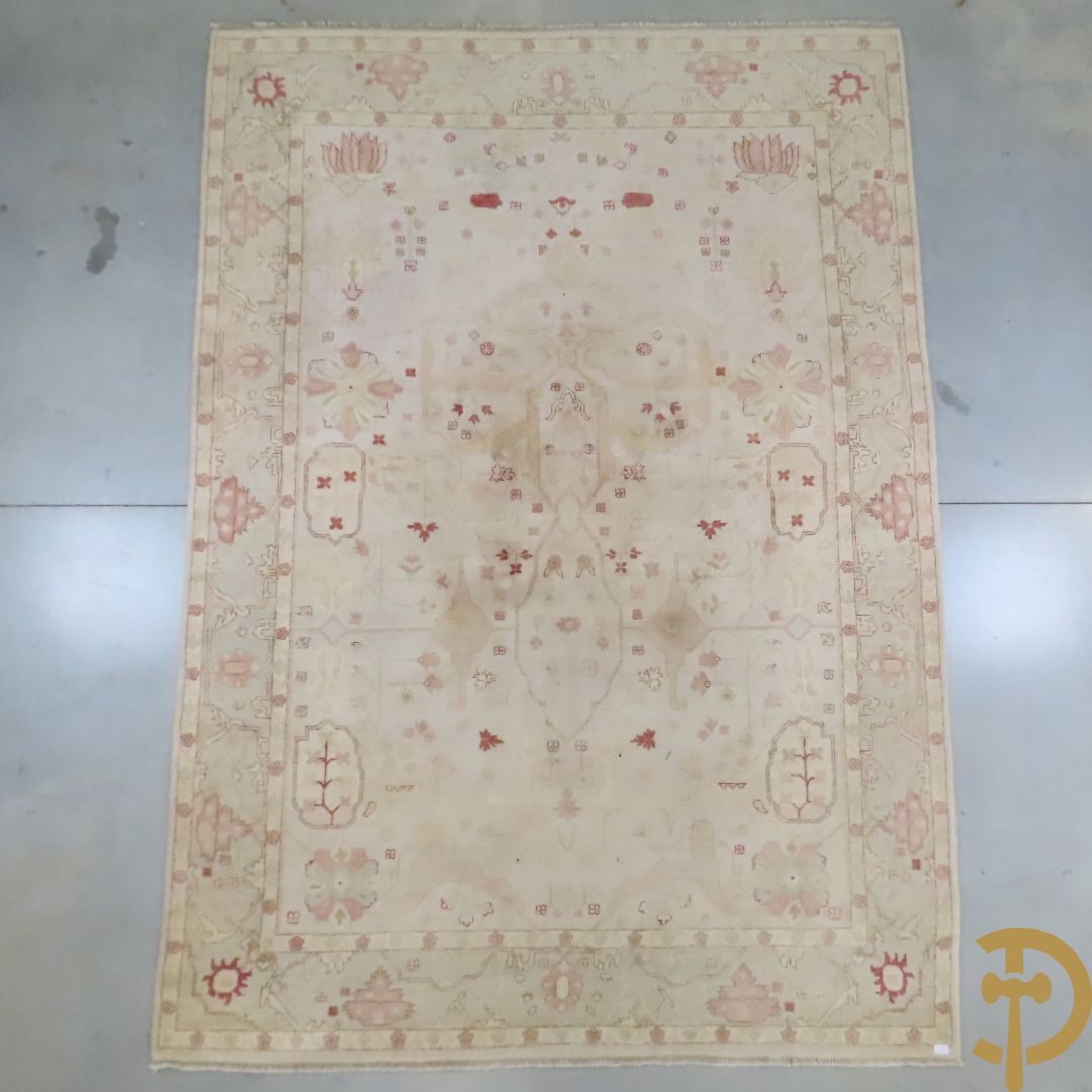 Oosters handgeknoopt tapijt met bloemenpatronen op beige fond, Oushak