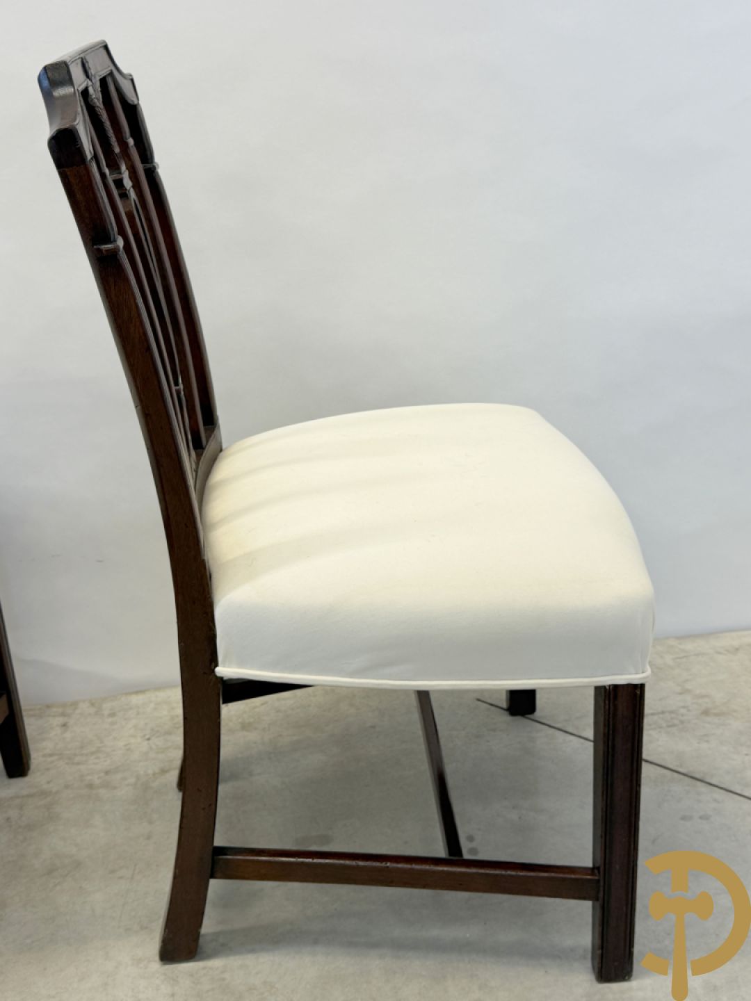 Acht mahoniehouten stoelen met sierlijke motieven in de rug, Georgian Engelse stijl