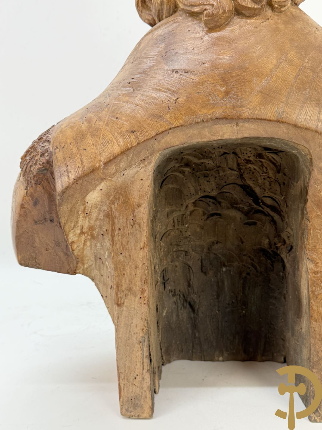 Houtgesculpteerde buste van Sint Elooi