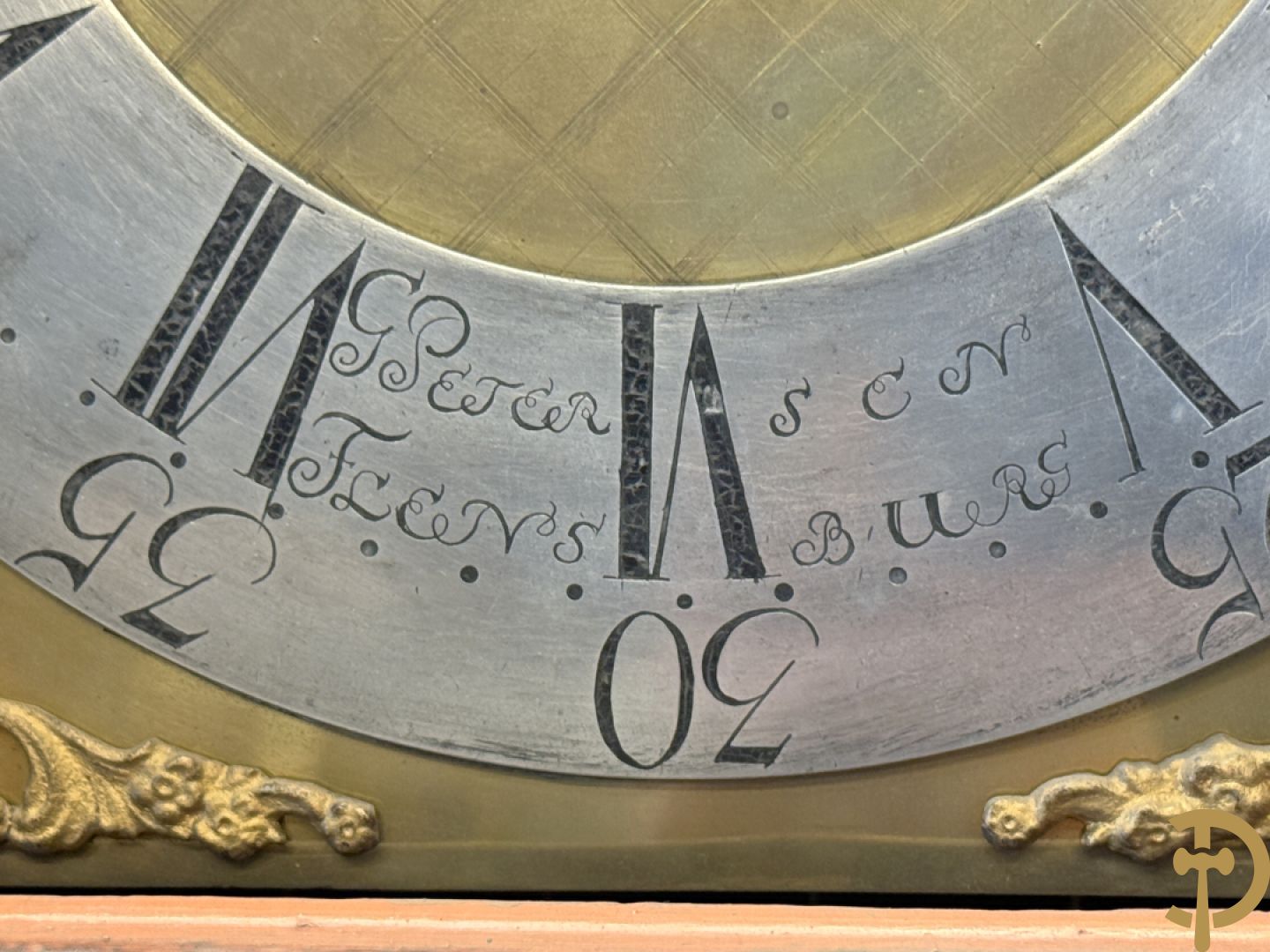 Beschilderde Engelse mahoniehouten grootvadersklok - deur met bloementafereel, getekend G. Peters Flensburg