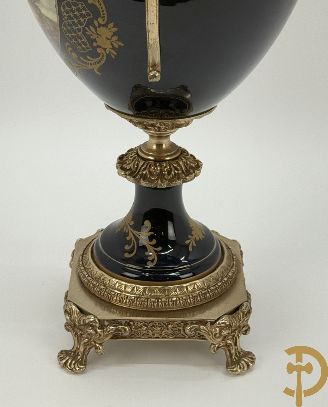 Onleesbaar getekend Sèvres stijl vaas met geanimeerd landschapsdecor en zijdelings met bronzen ornamenten bezet