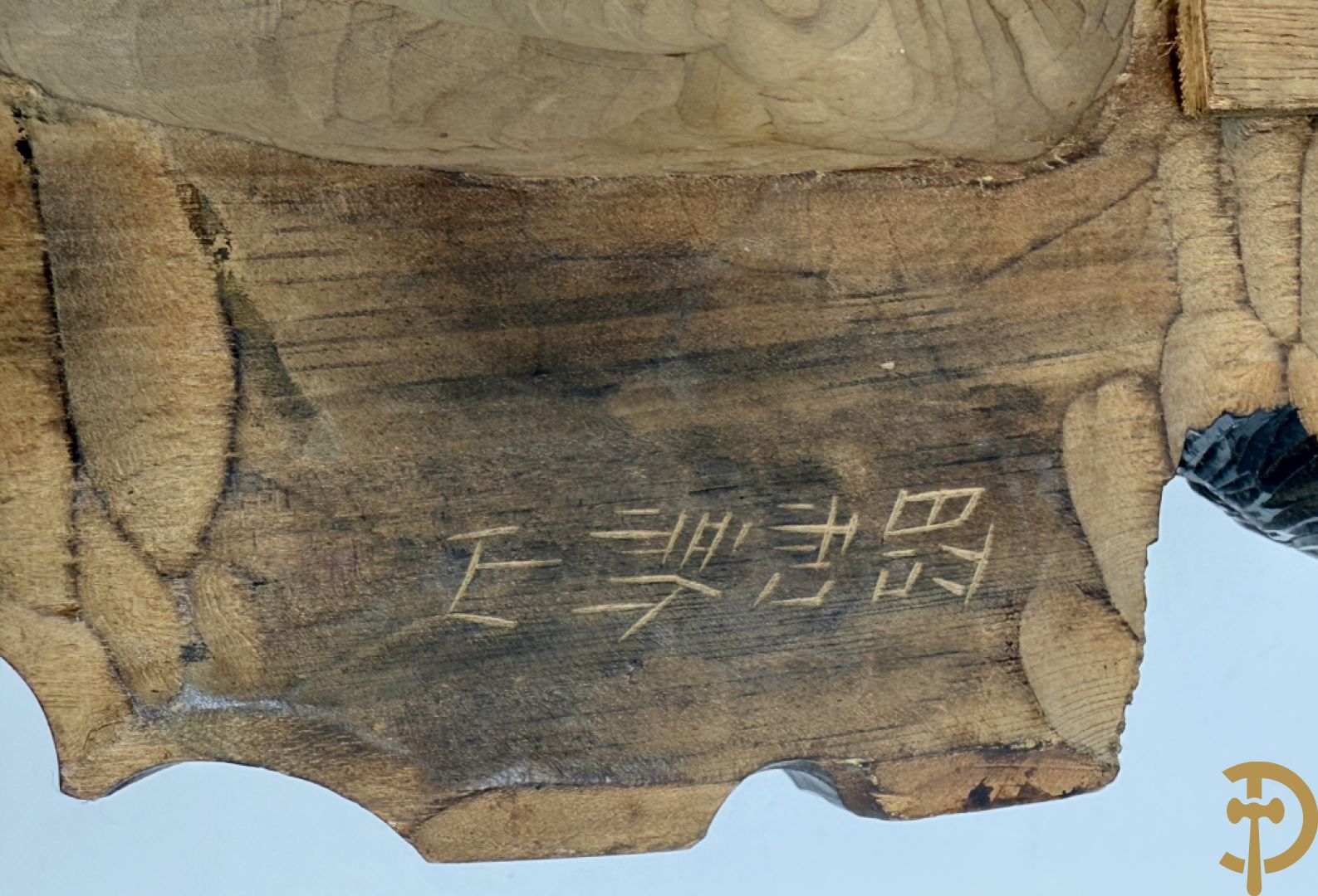 Houtgesculpteerde en gepatineerde beer, gesigneerd met Japanse tekens