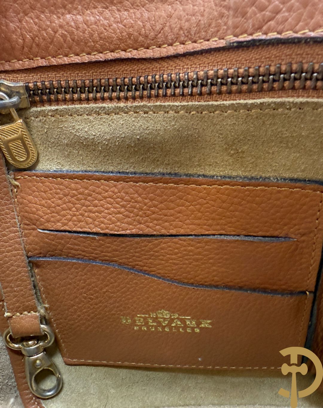 Schoudertas Delvaux met koperen boekel, model Trotteur