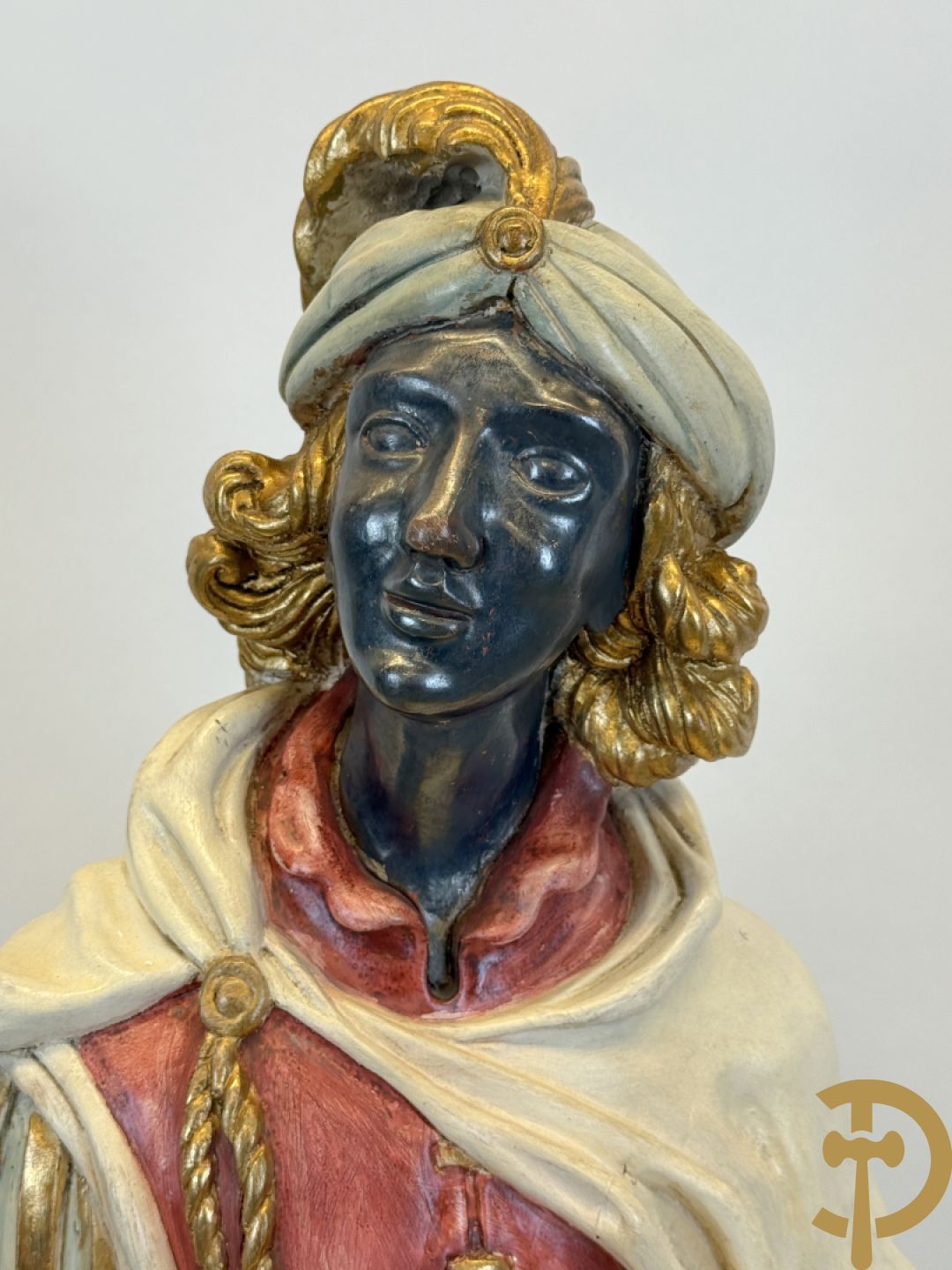 Gepolychromeerde staande moor in Victoriaanse kledij, met opdienschaal, op sokkel - Italiaans