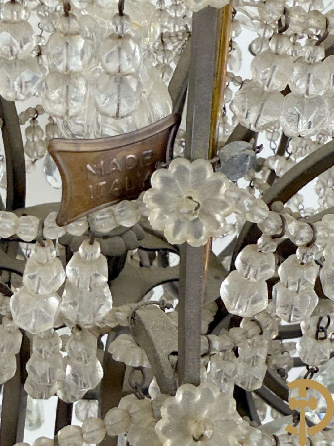 Italiaanse ijzeren luchter met kristallen bellen