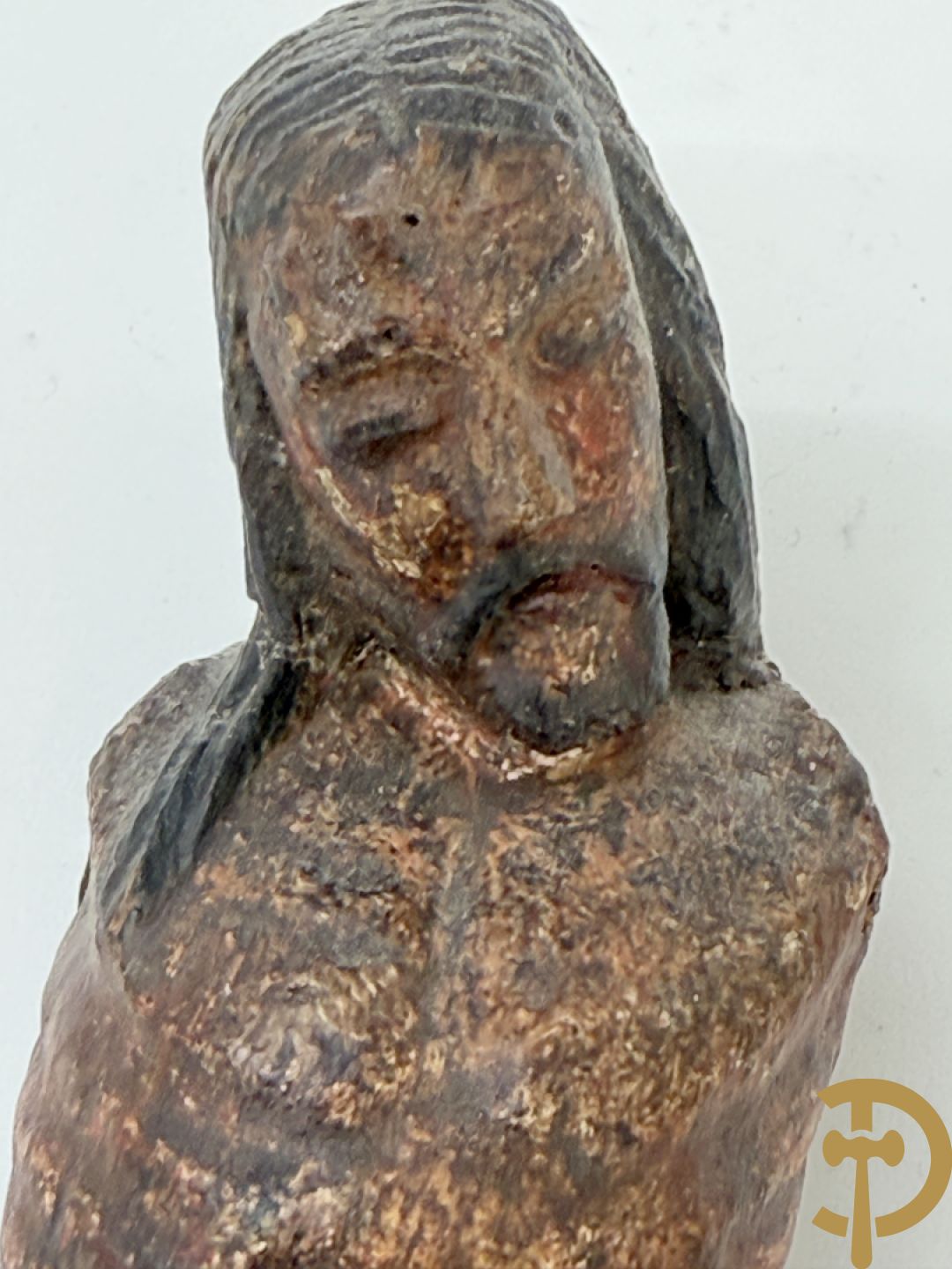 Twee Volkse houtgesculpteerde en gepolychromeerde corpussen, 18e