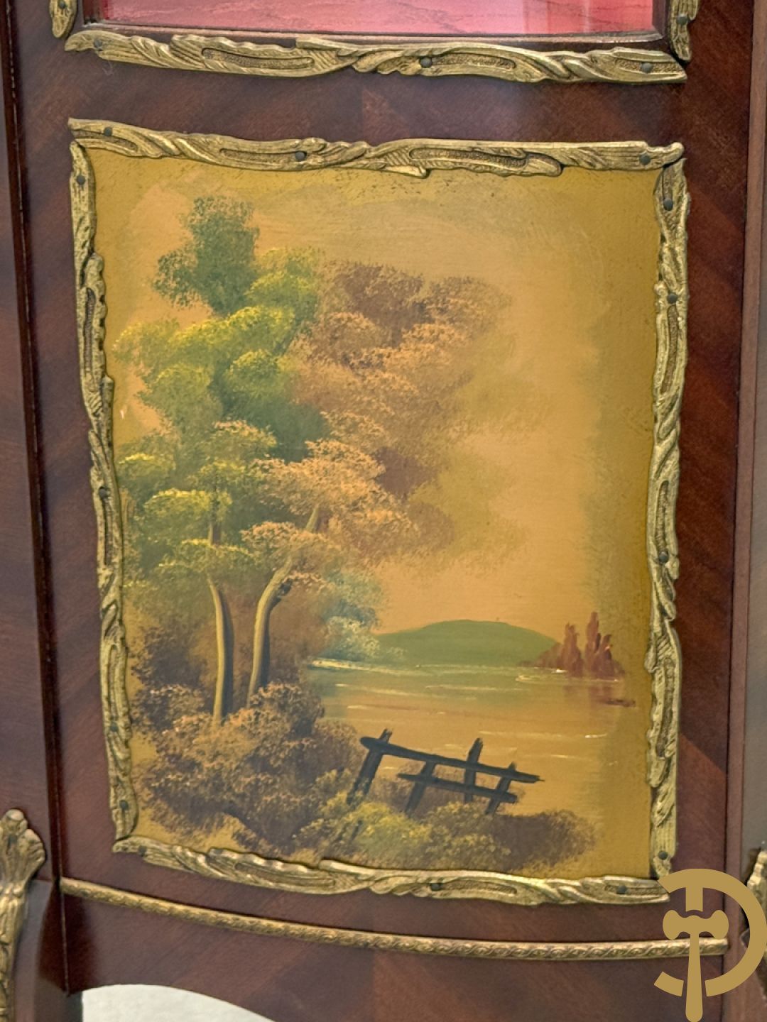 Notelaren gebombeerde Louis XV vitrine met handbeschilderde romantische taferelen en bezet met bronsbeslag