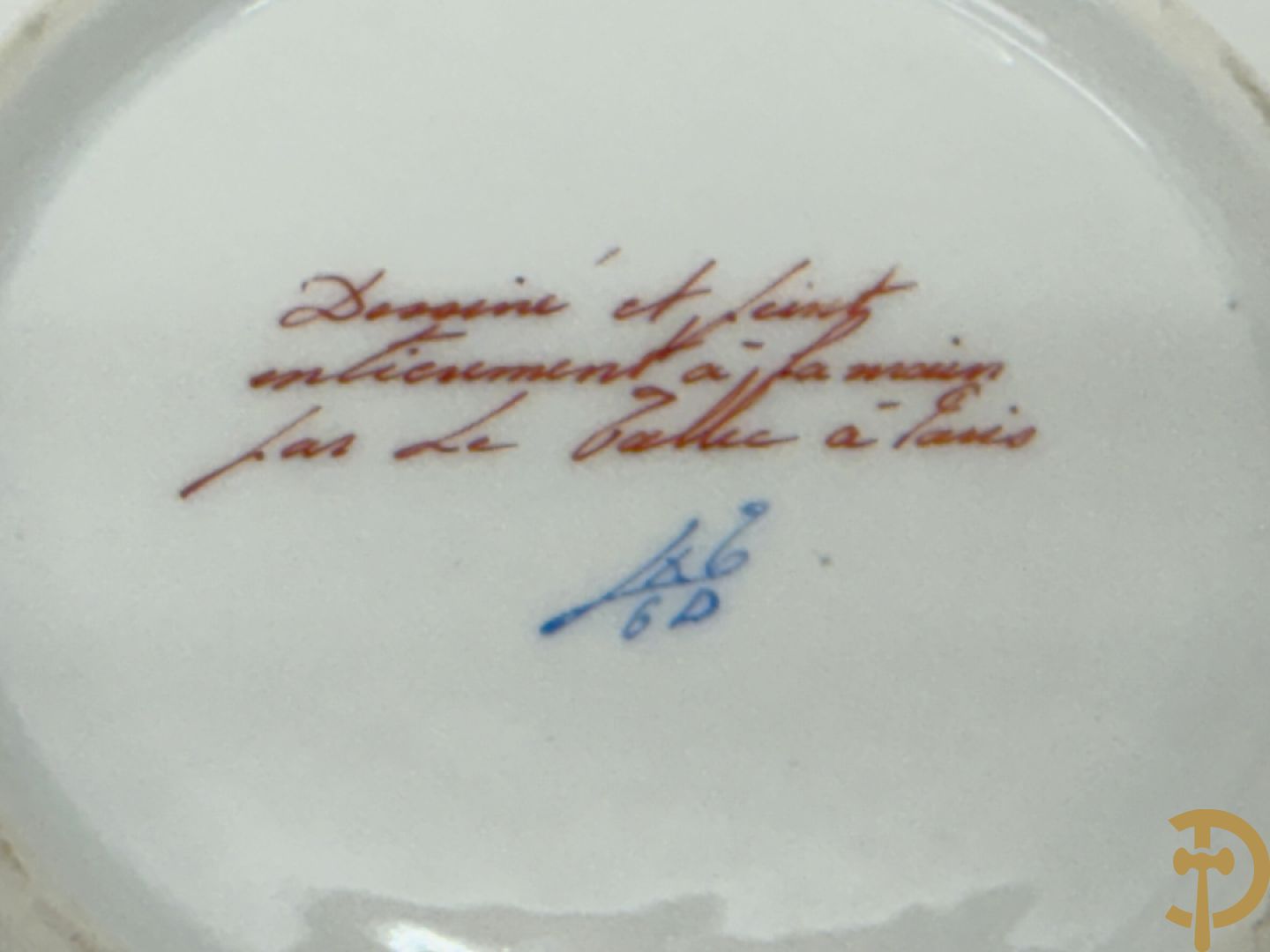 Handbeschilderde porseleinen siervaas met bloemenbeschildering en sfinxen + paar porseleinen cachepots met bloemendecor + 3 porseleinen  kopjes en schoteltjes