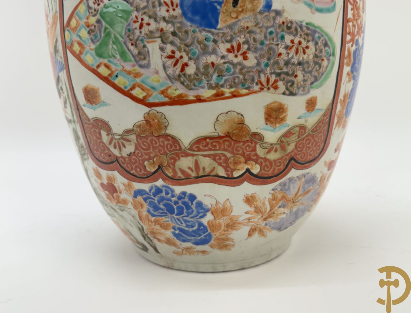 Paar Japanse porseleinen waaiervazen met bloemen en geanimeerd decor