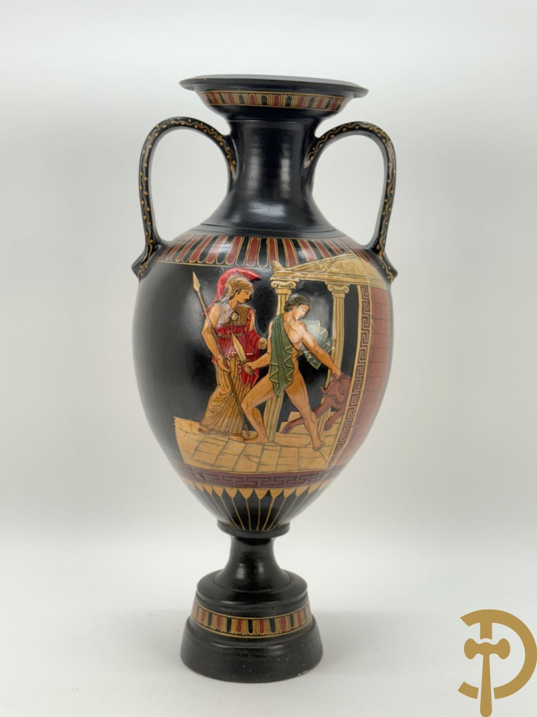 Amfoorvormige vaas in terra cotta met voorstellingen uit de Klassieke oudheid, Griekse stijl