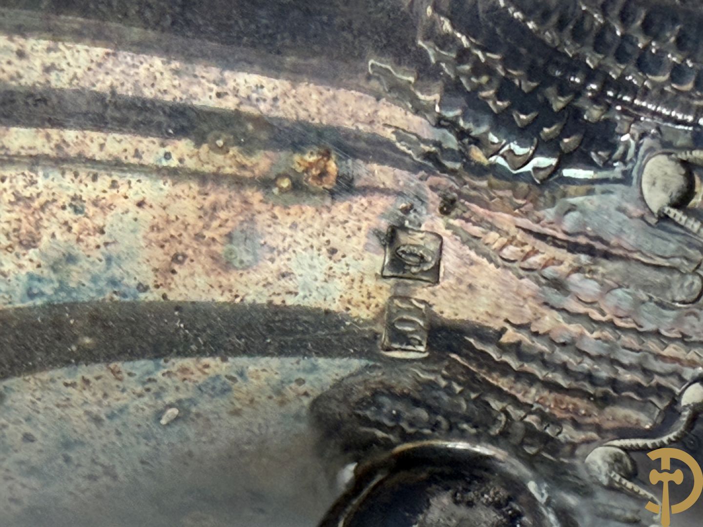 Verzilverd koffieservies met Louis XV motieven op verzilverde schotel, gemerkt M R 25, bestaande uit koffiekan, theekan, melkkan en suikerpot