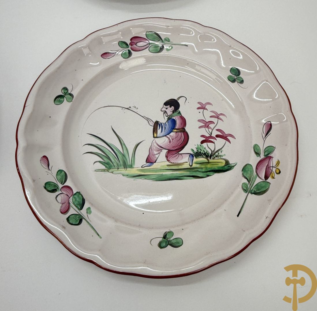 Paar polychrome Delftse zeshoekige dekselvazen met bloemen- en vogeldecor + 4 Strassbourgborden