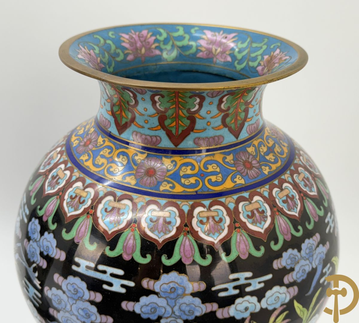 Paar cloisonévazen met bloemen en vogeldecor op zwarte fond - op houten sokkel