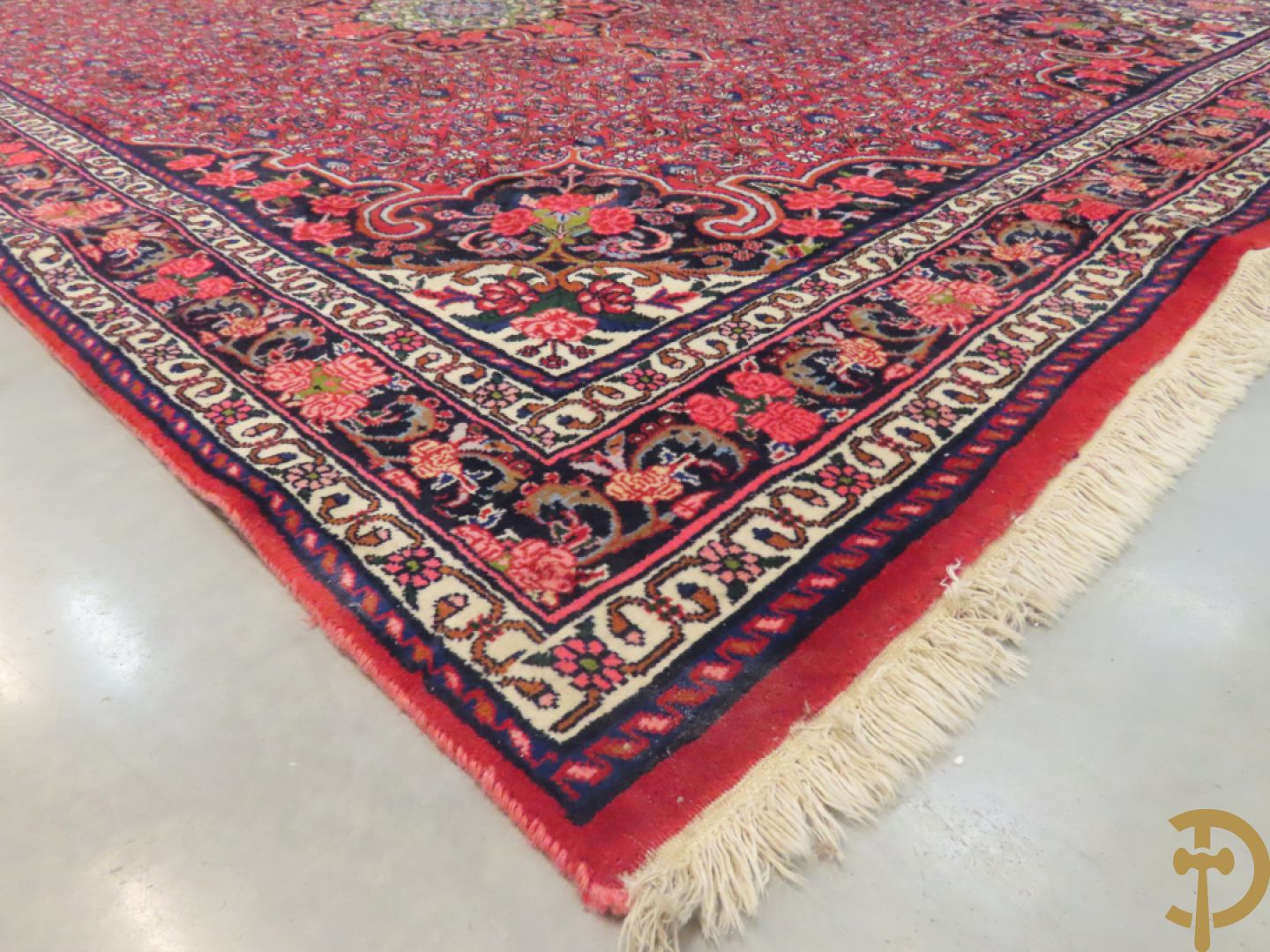 Oosters handgeknoopt tapijt met bloemenpatronen op rode fond